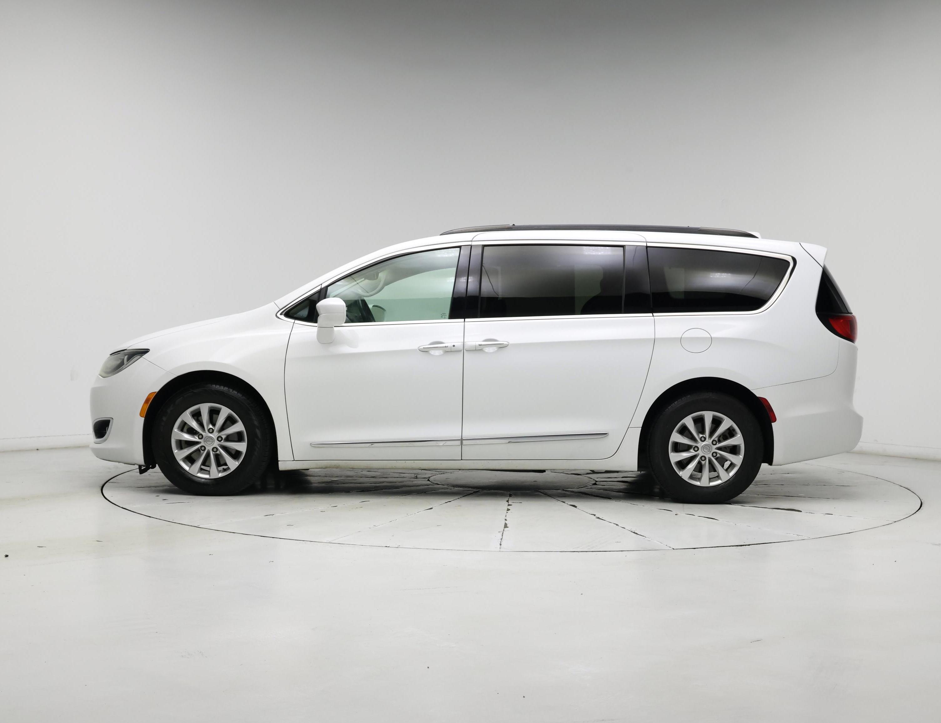 Thumbnail: 2017 Chrysler Pacifica - 3