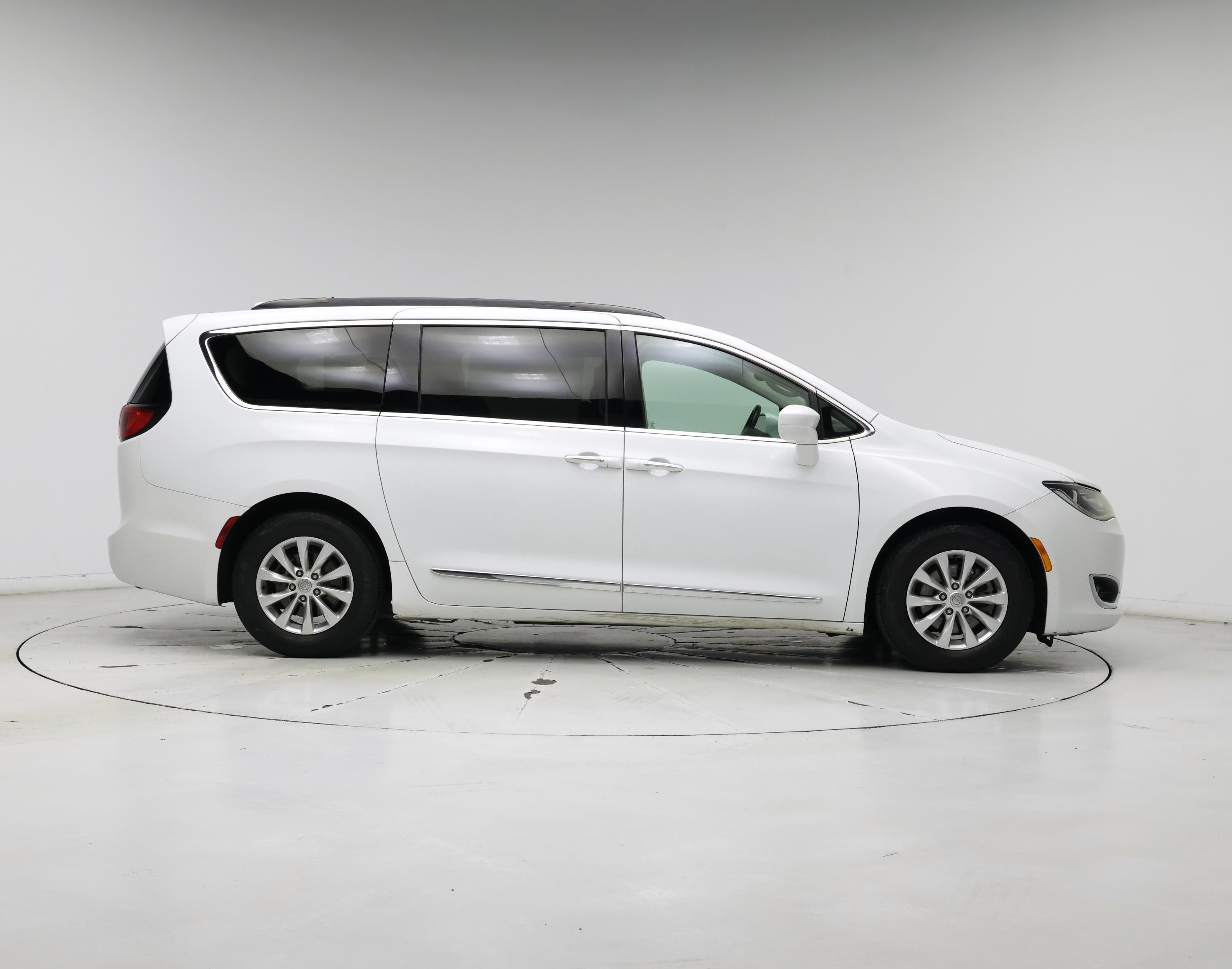 Thumbnail: 2017 Chrysler Pacifica - 7