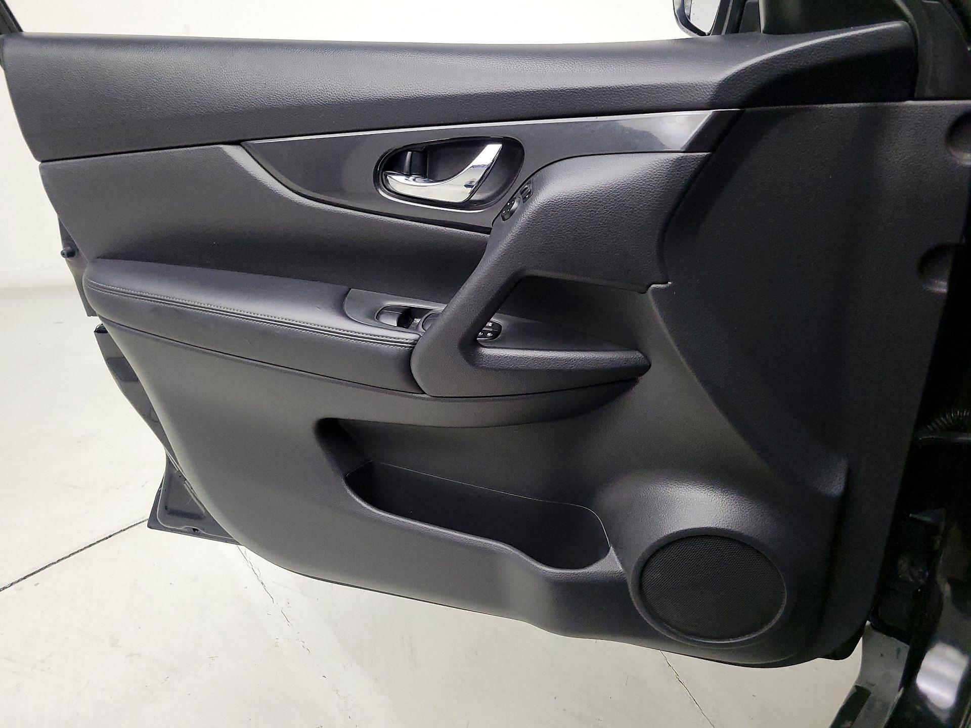 Thumbnail: 2017 Nissan Rogue - 12