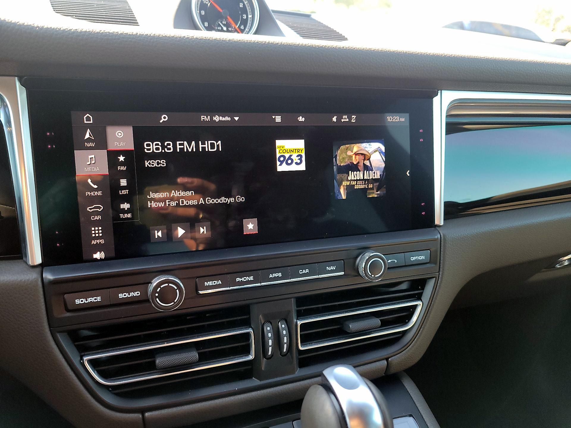 Thumbnail: 2021 Porsche Macan - 16