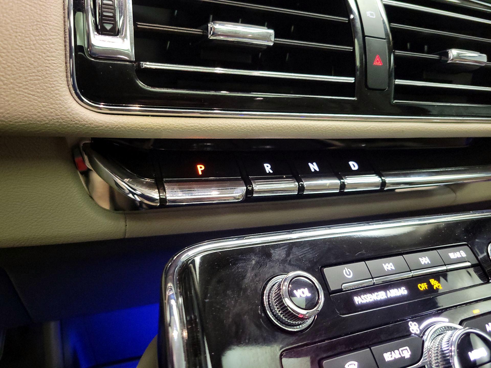 Thumbnail: 2023 Lincoln Navigator L - 17