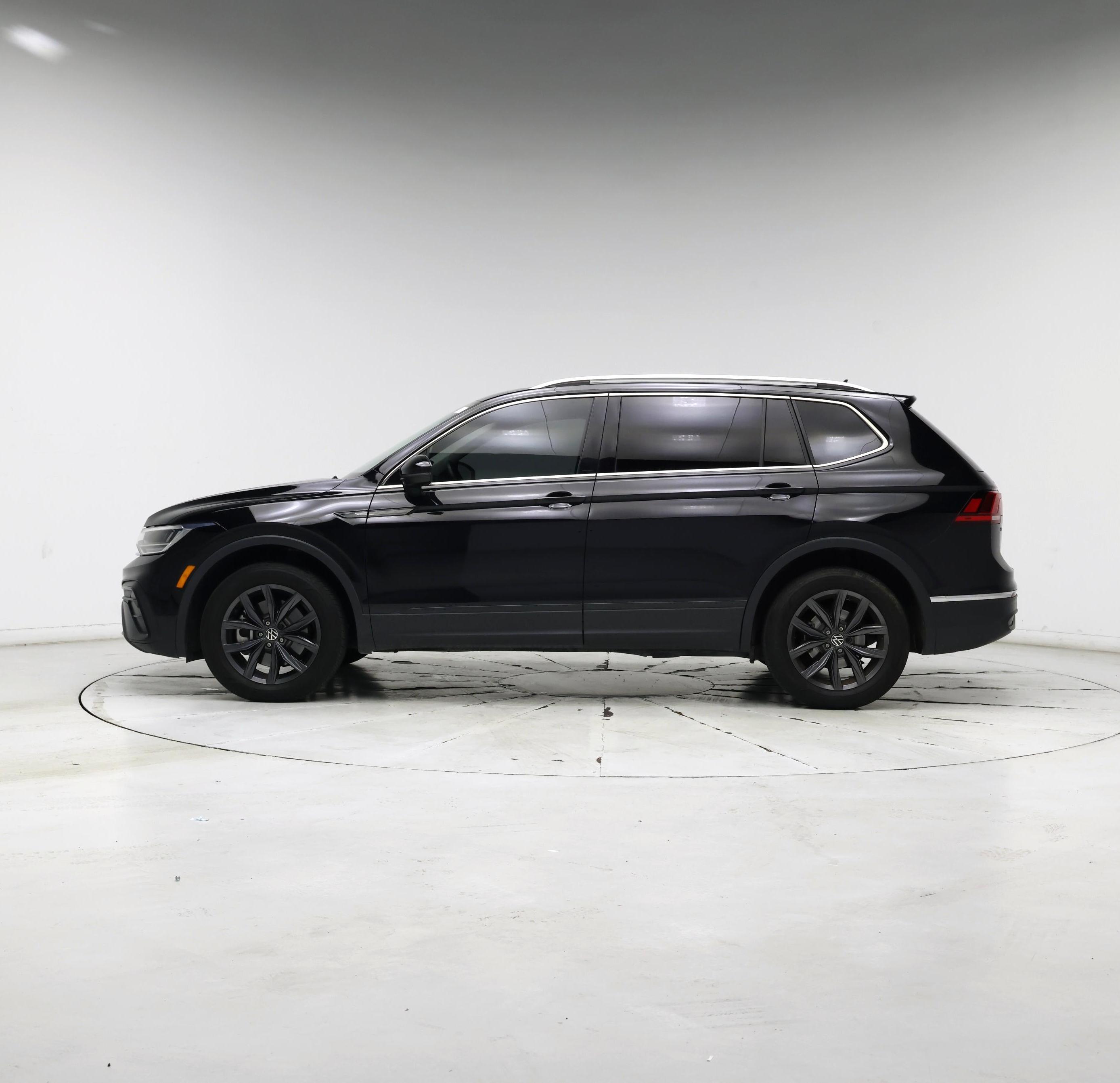 Thumbnail: 2023 Volkswagen Tiguan - 3