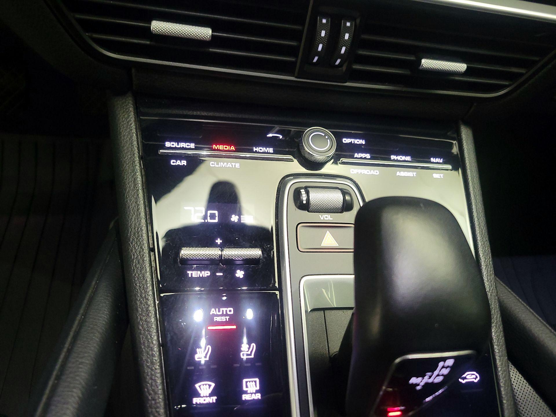 Thumbnail: 2020 Porsche Cayenne - 17