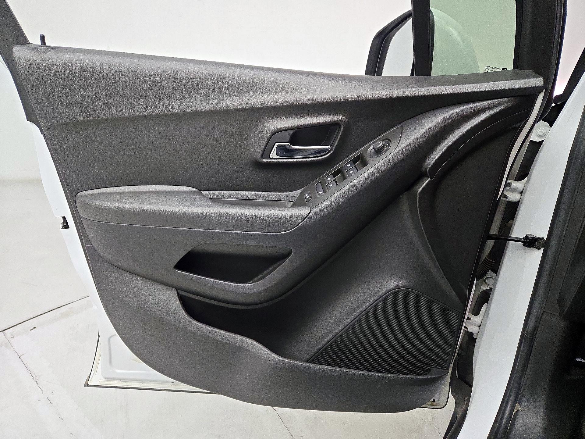 Thumbnail: 2017 Chevrolet Trax - 12