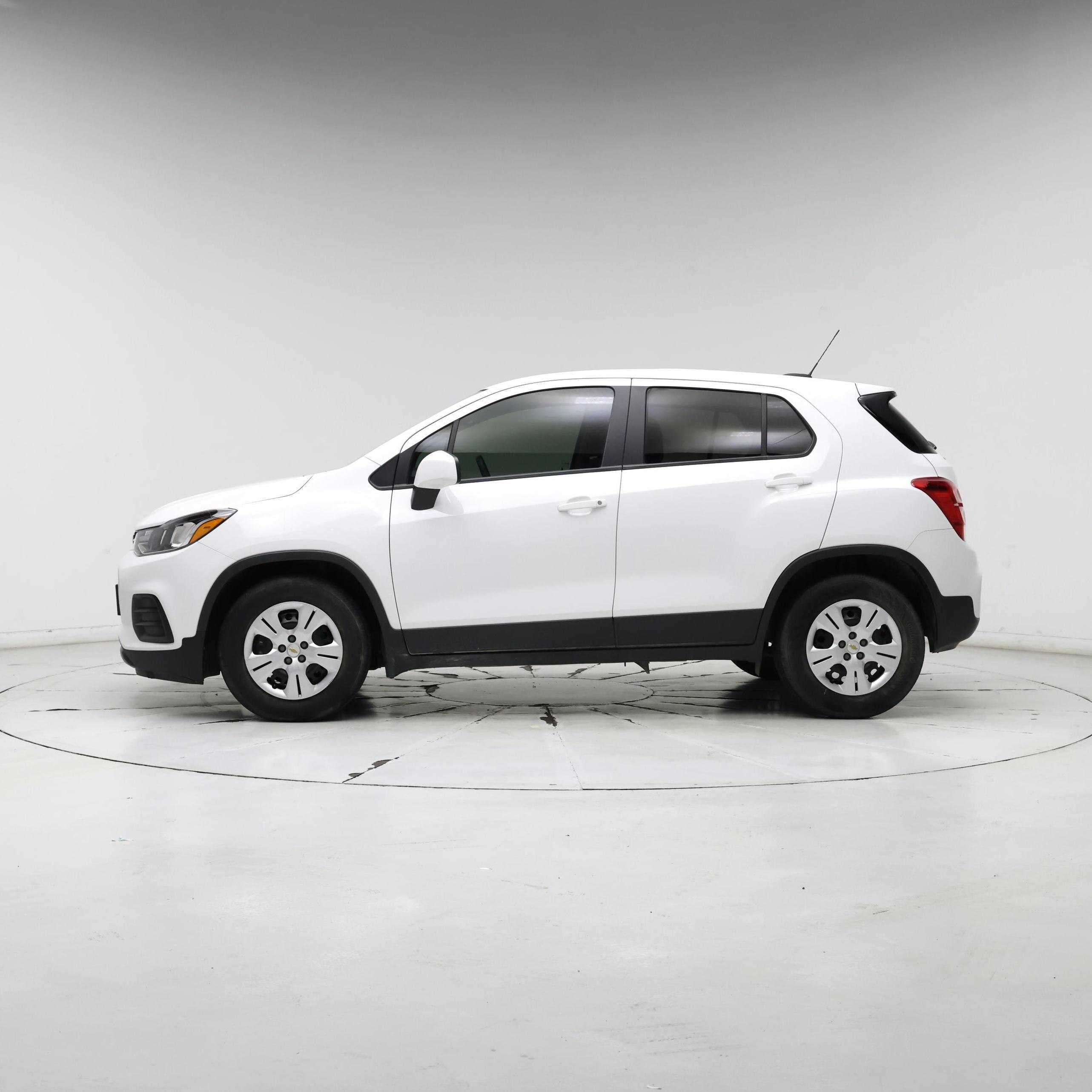 Thumbnail: 2017 Chevrolet Trax - 3