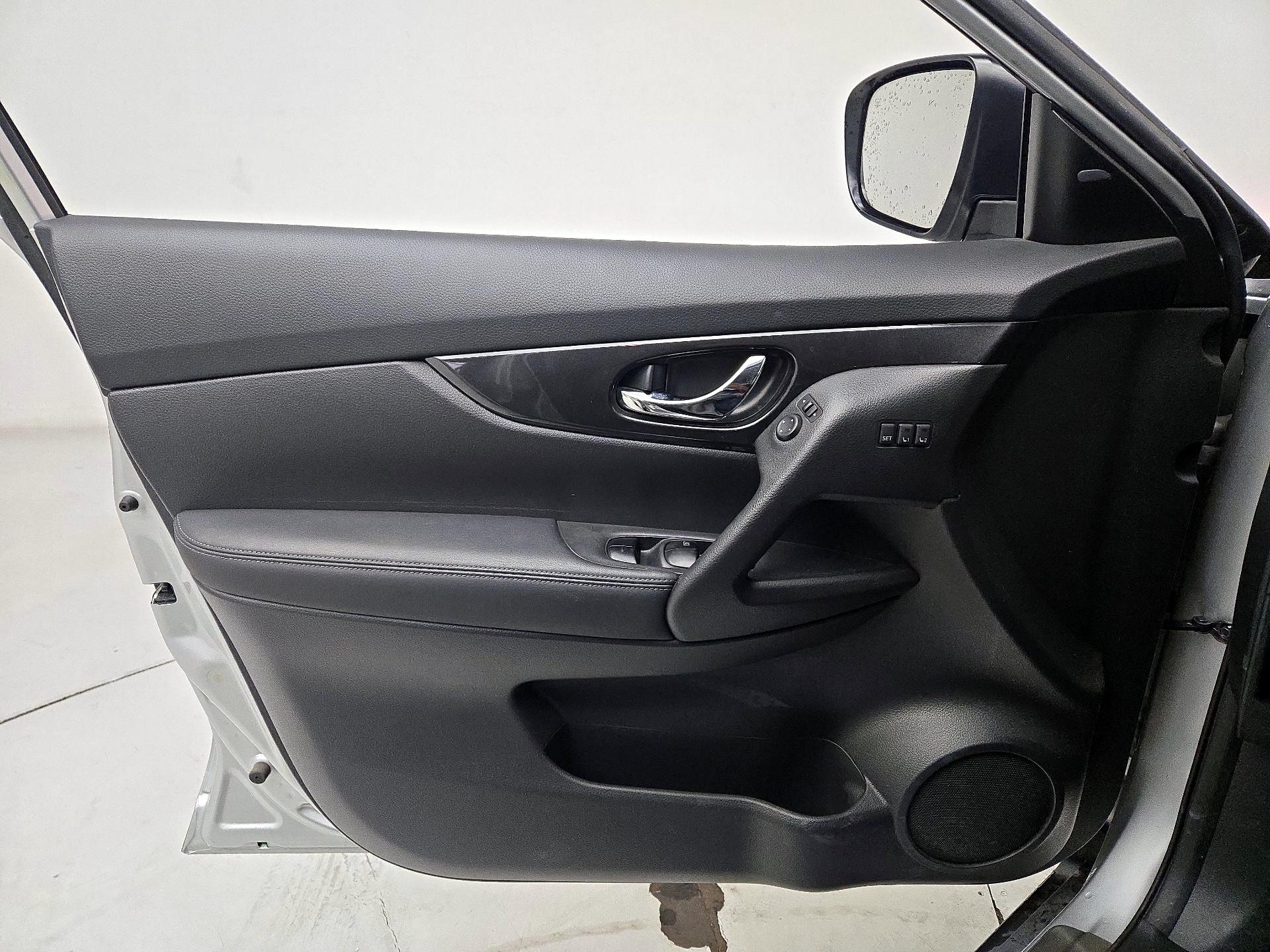 Thumbnail: 2018 Nissan Rogue - 12