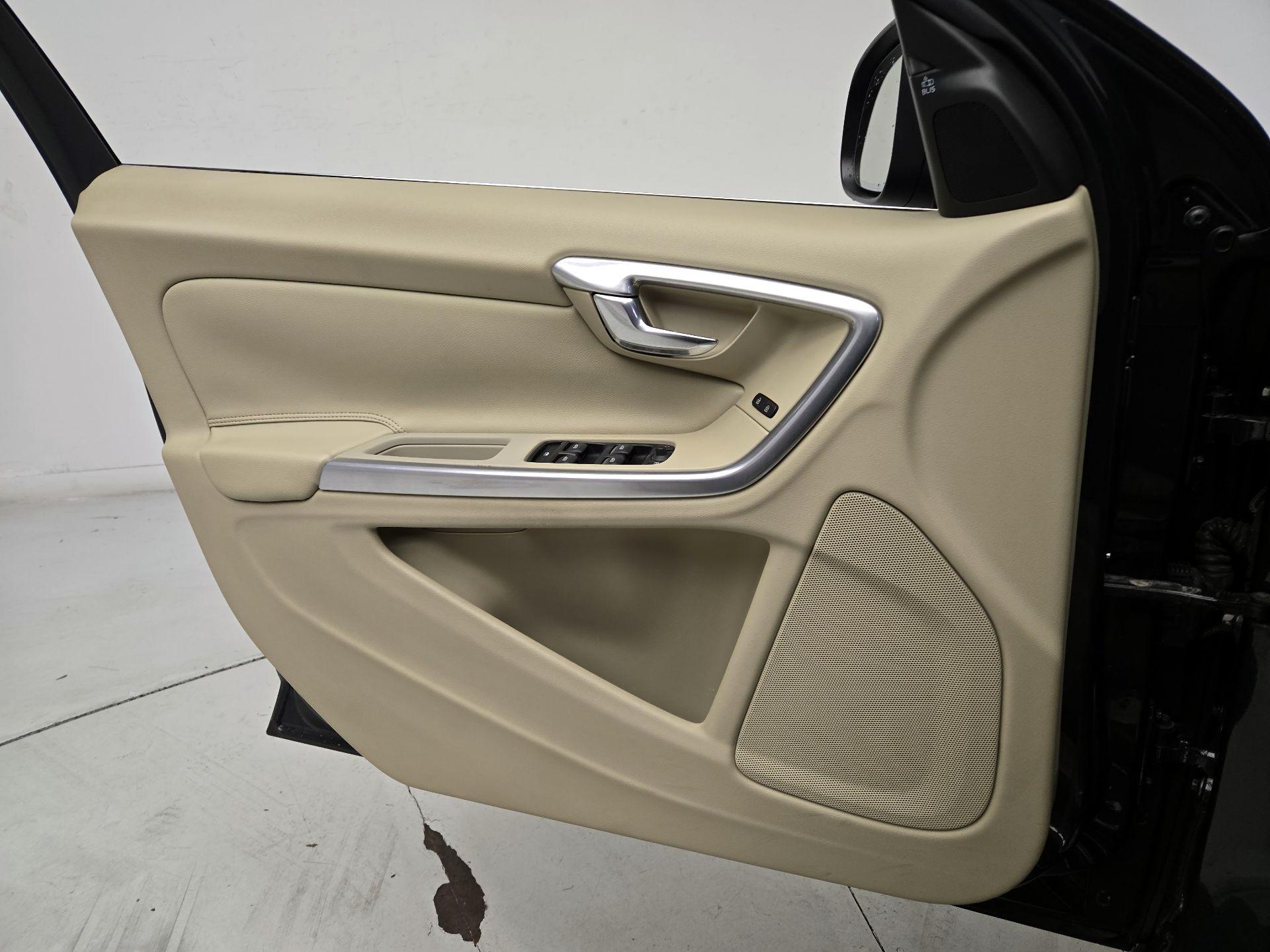 Thumbnail: 2015 Volvo V60 - 12