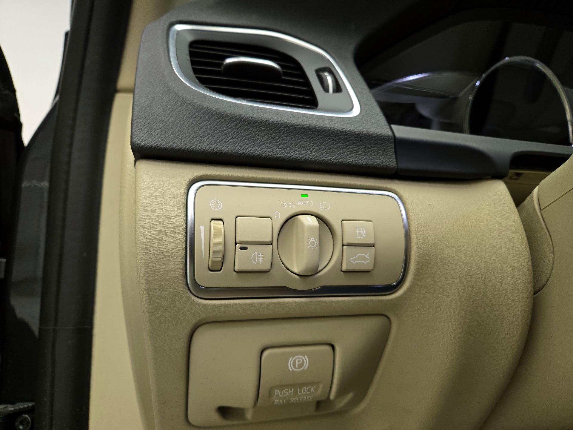 Thumbnail: 2015 Volvo V60 - 13