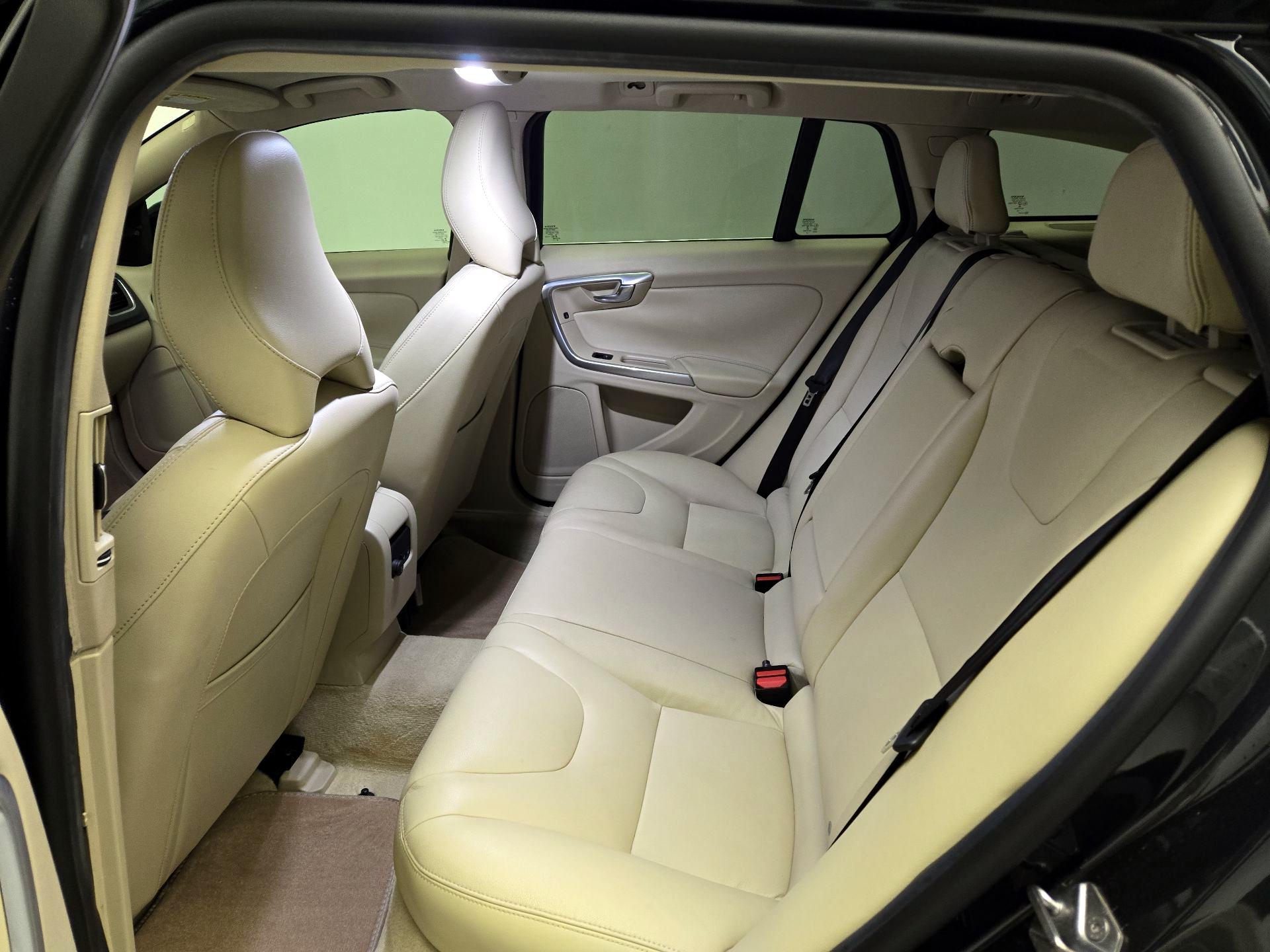 Thumbnail: 2015 Volvo V60 - 19