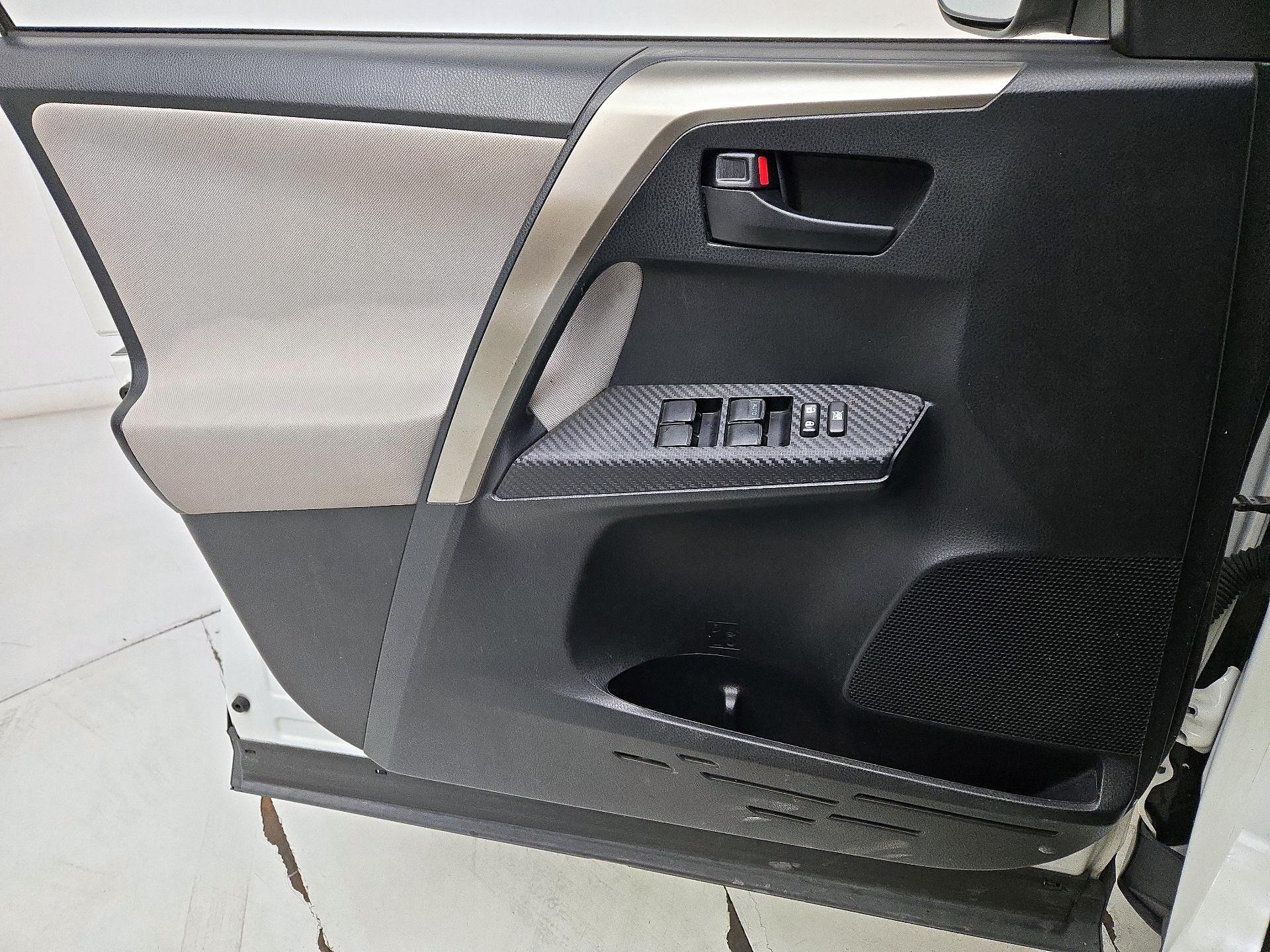 Thumbnail: 2015 Toyota RAV4 - 12