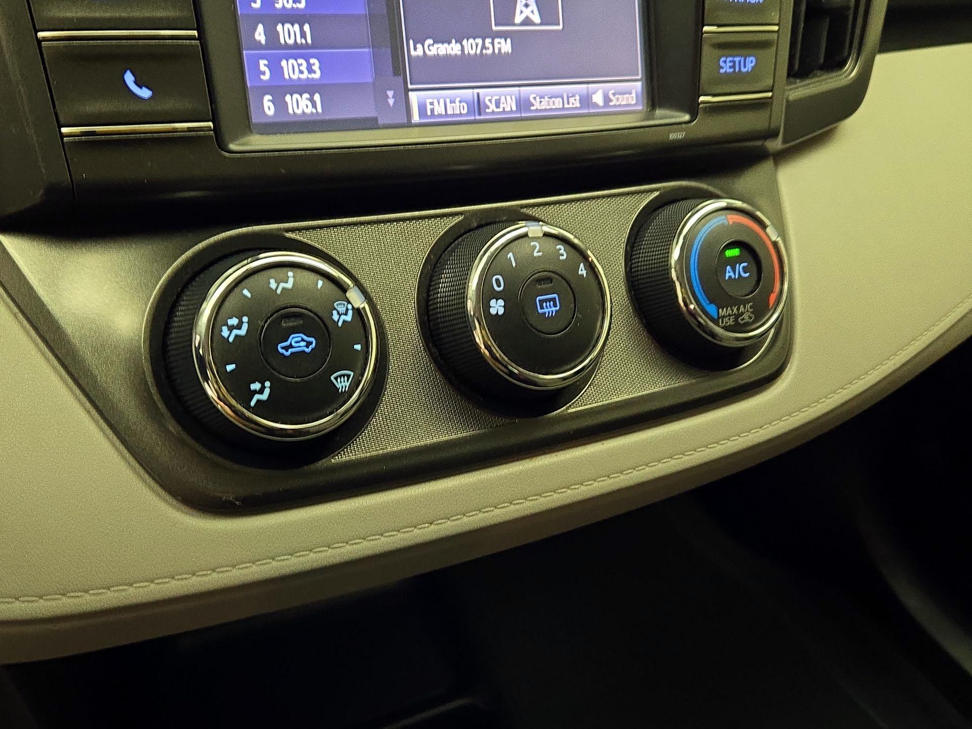 Thumbnail: 2015 Toyota RAV4 - 16