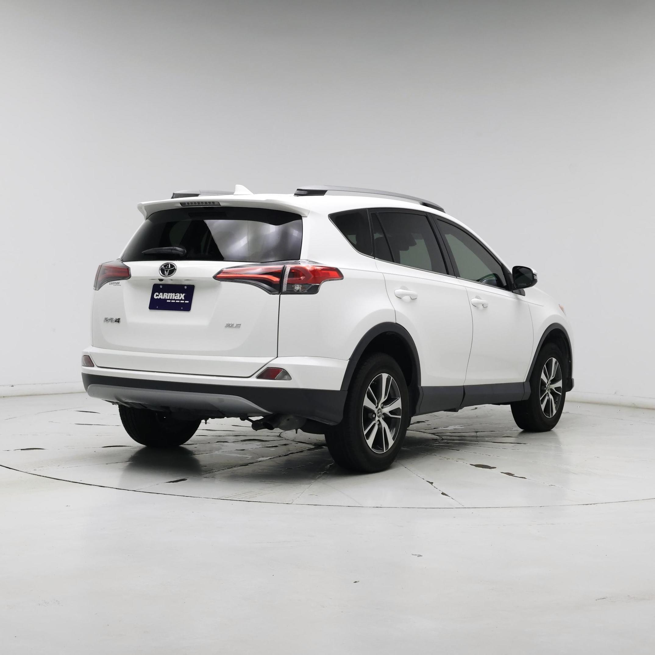 Thumbnail: 2017 Toyota RAV4 - 8