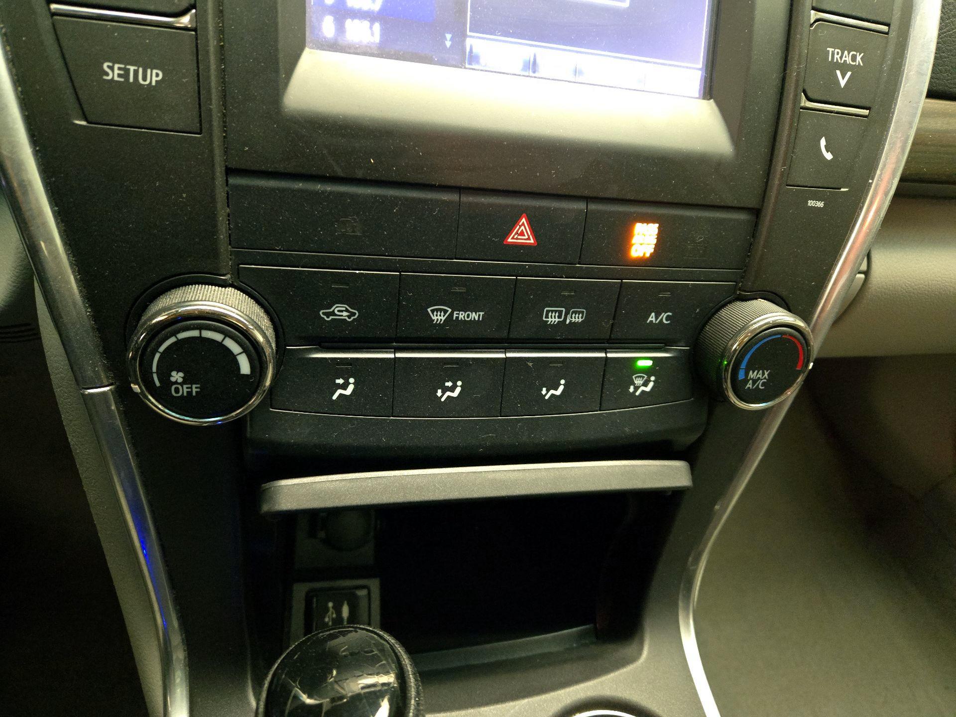 Thumbnail: 2015 Toyota Camry - 16