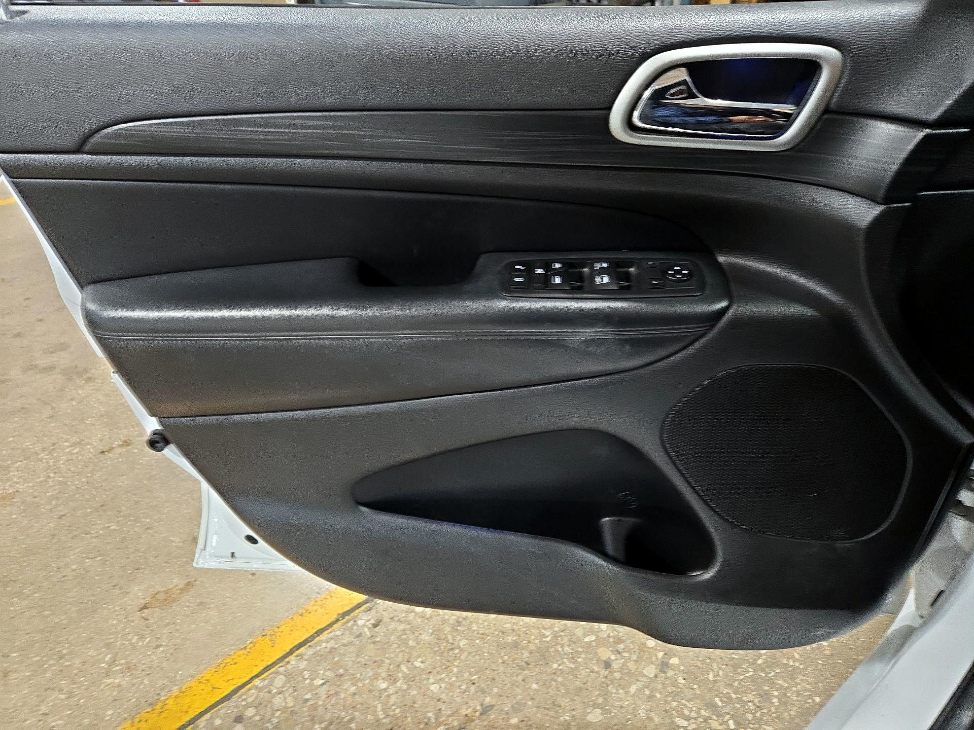 Thumbnail: 2019 Jeep Grand Cherokee - 12