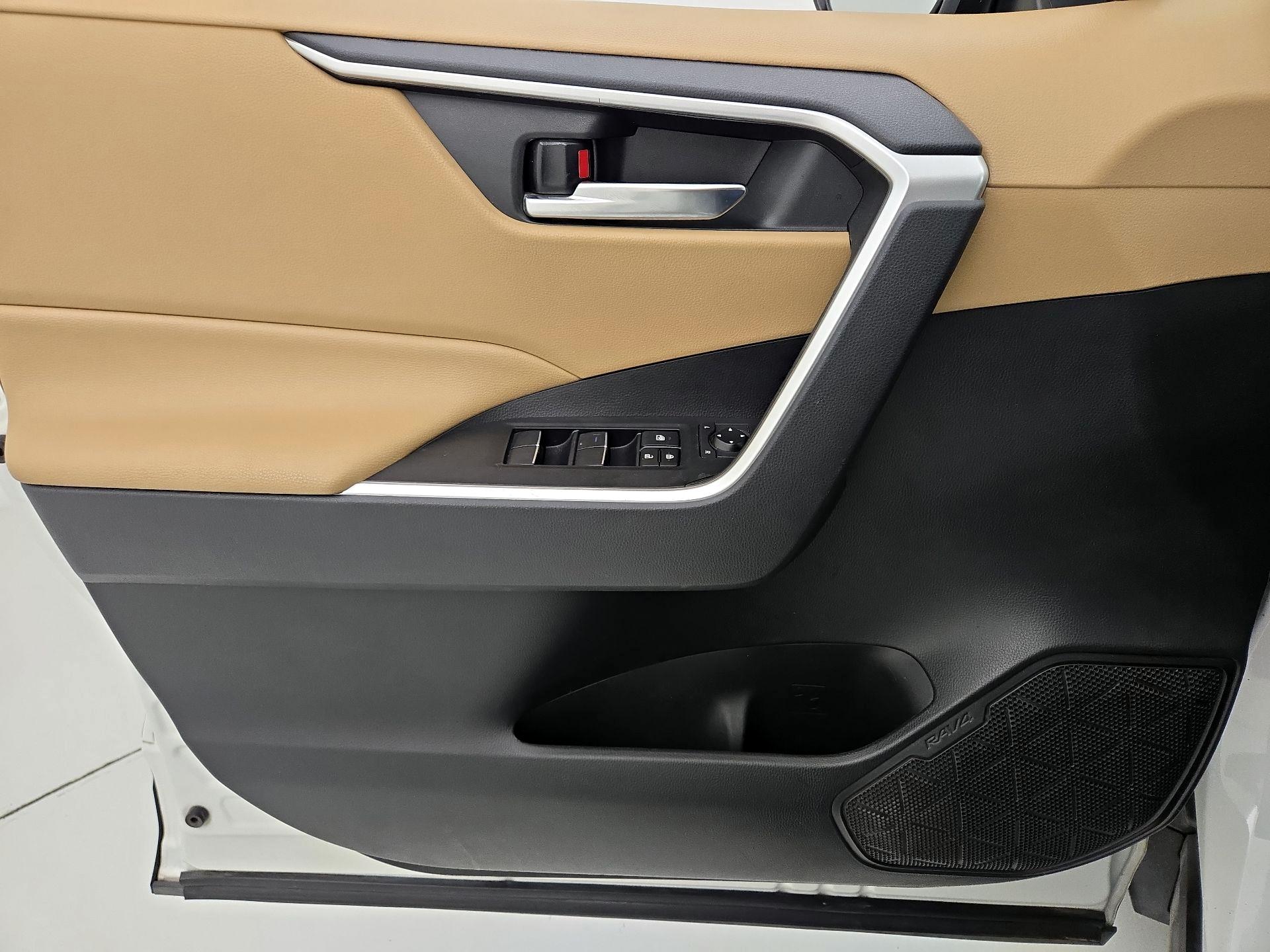 Thumbnail: 2019 Toyota RAV4 - 12