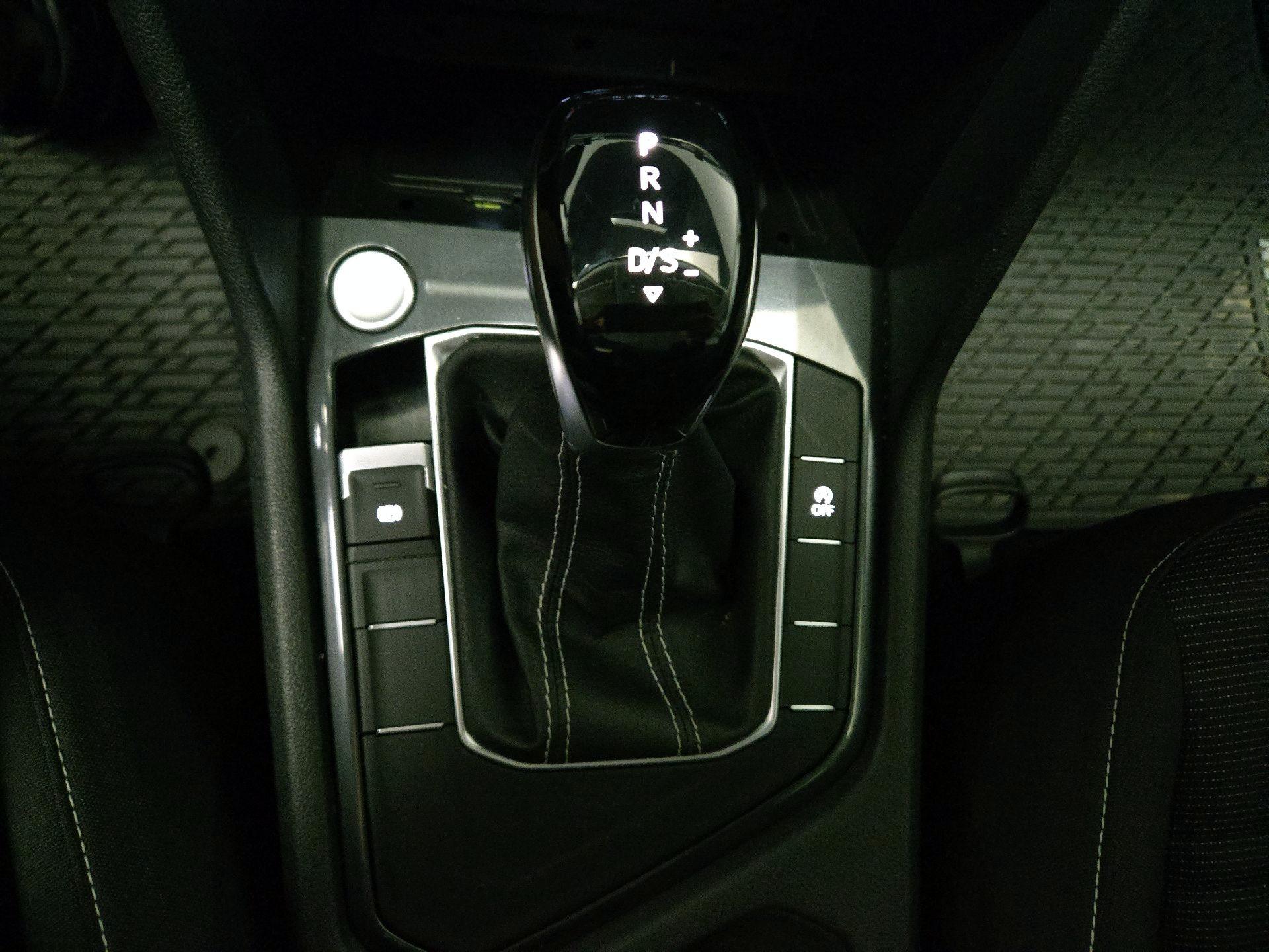 Thumbnail: 2022 Volkswagen Tiguan - 17