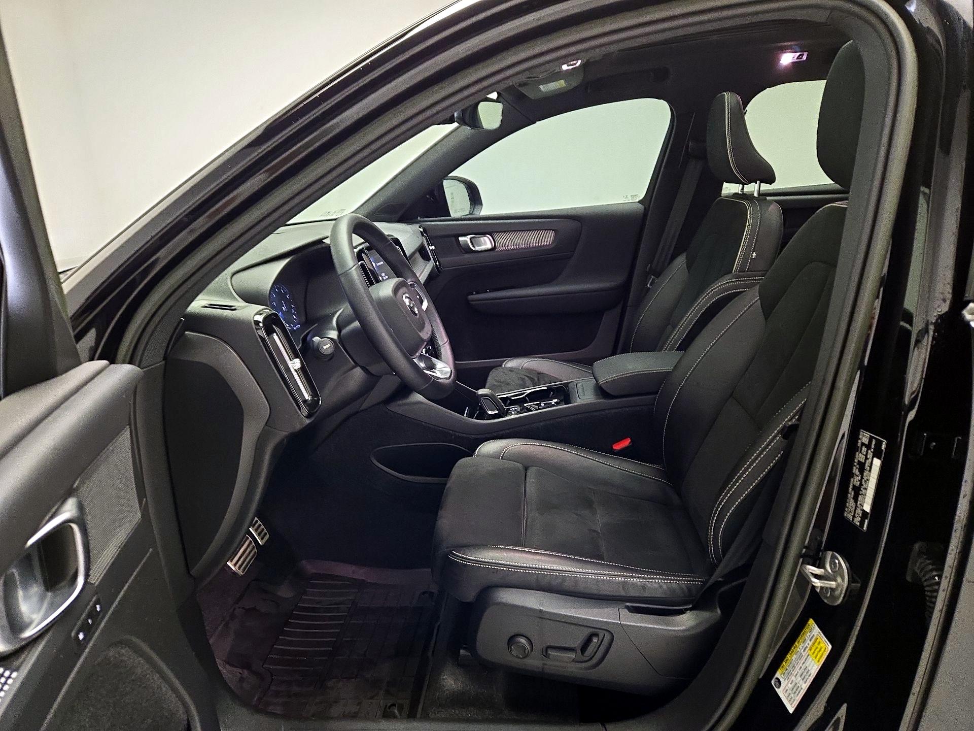 Thumbnail: 2022 Volvo XC40 - 11