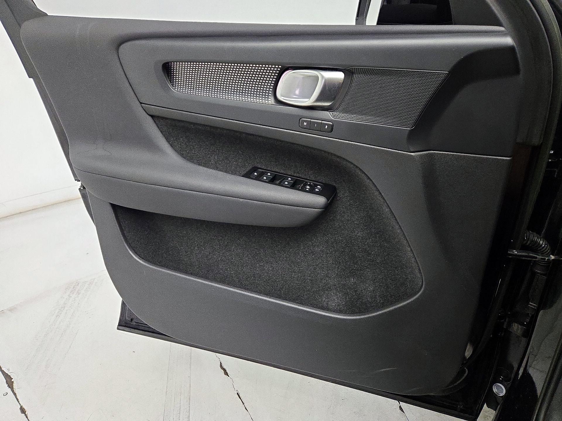 Thumbnail: 2022 Volvo XC40 - 12