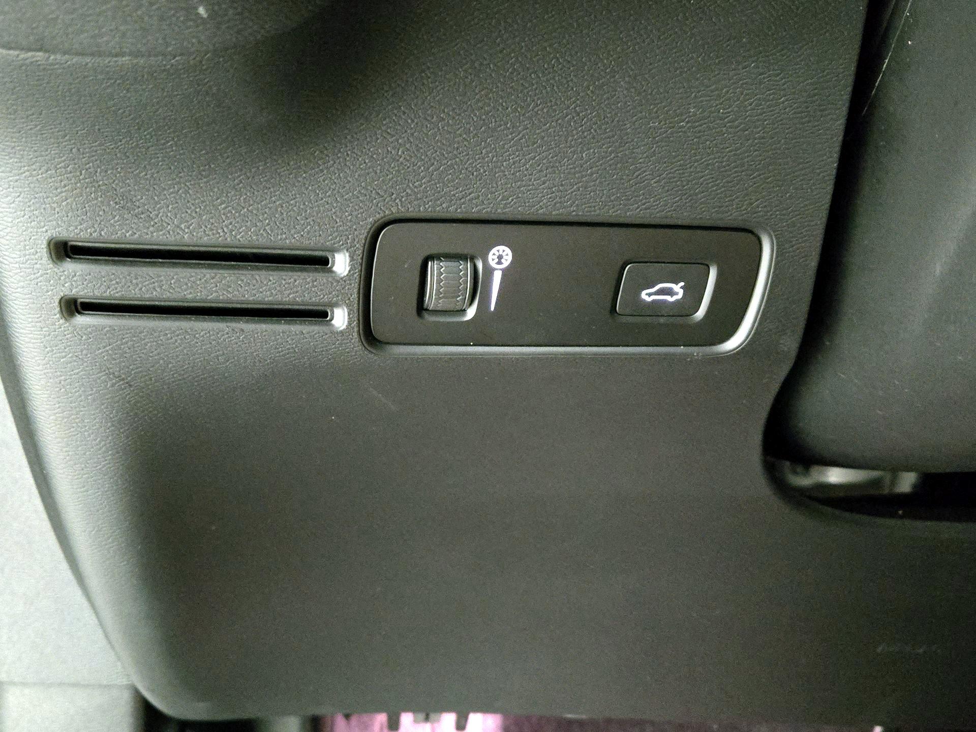 Thumbnail: 2022 Volvo XC40 - 13