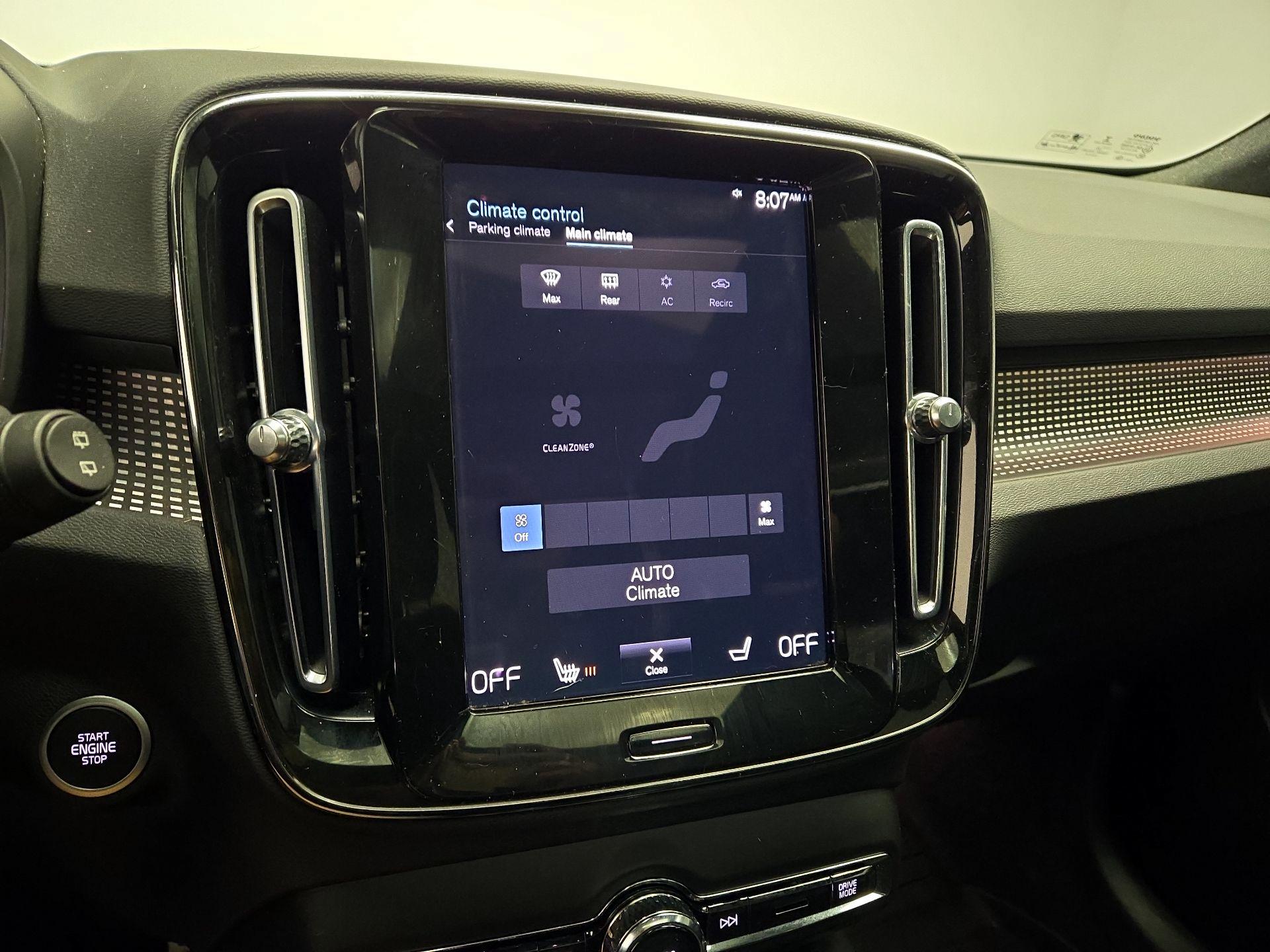 Thumbnail: 2022 Volvo XC40 - 16