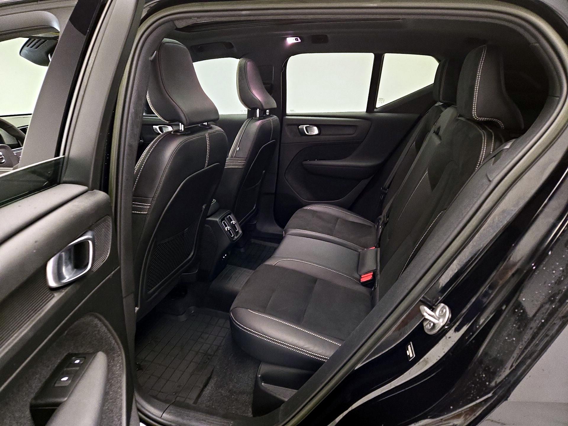 Thumbnail: 2022 Volvo XC40 - 20