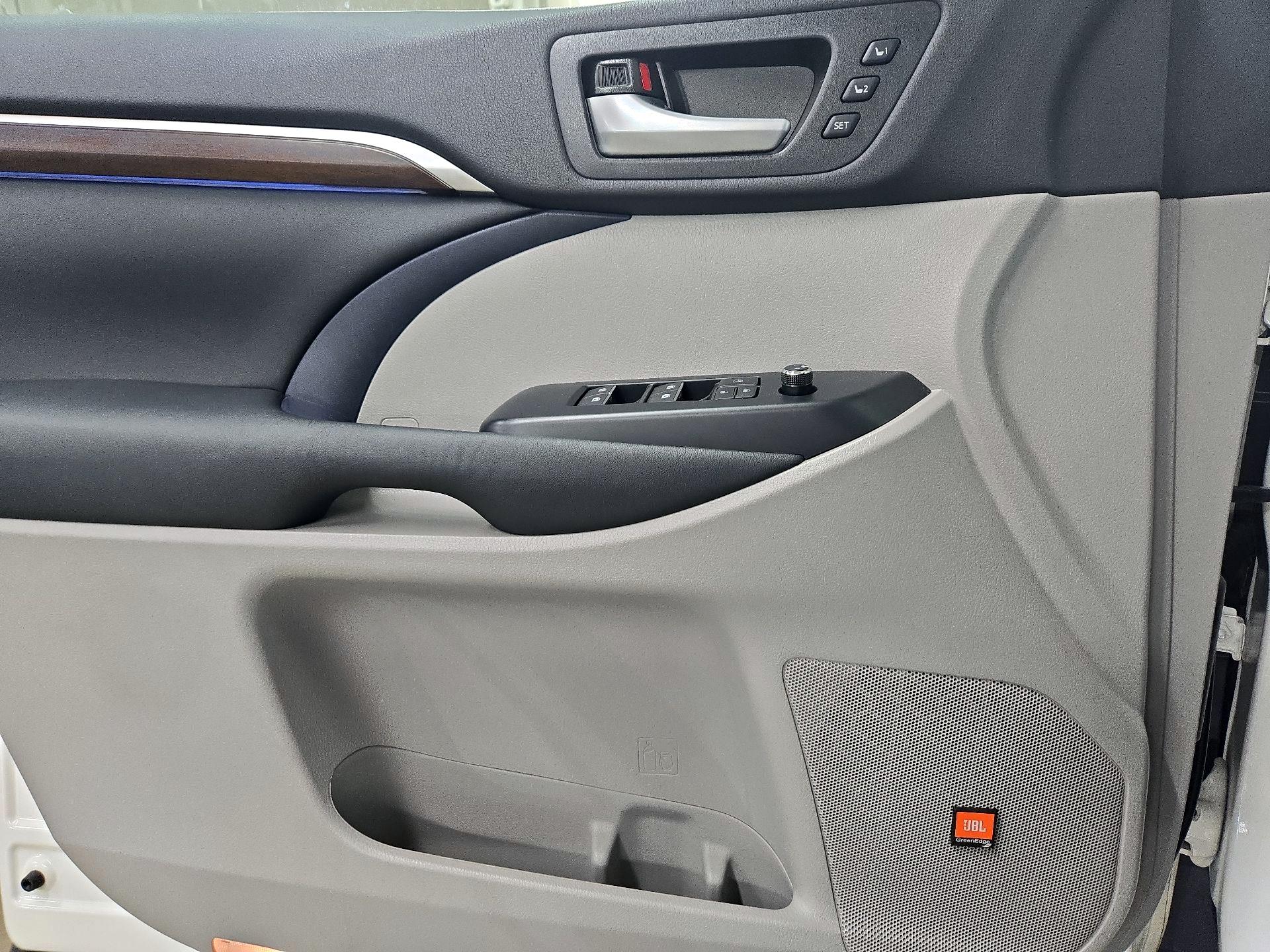 Thumbnail: 2015 Toyota Highlander - 12