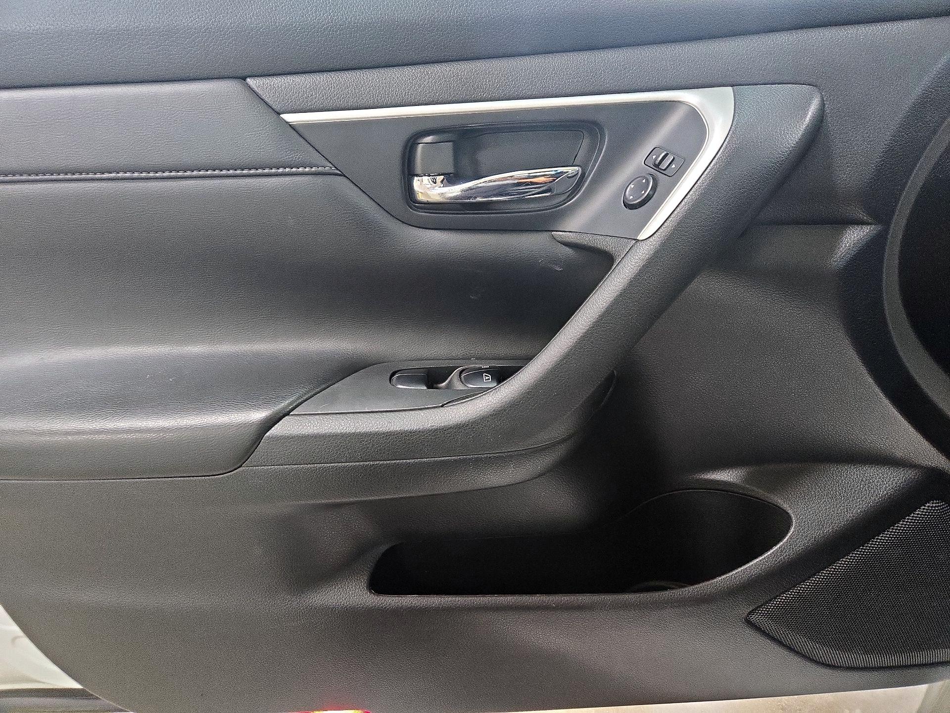 Thumbnail: 2017 Nissan Altima - 12