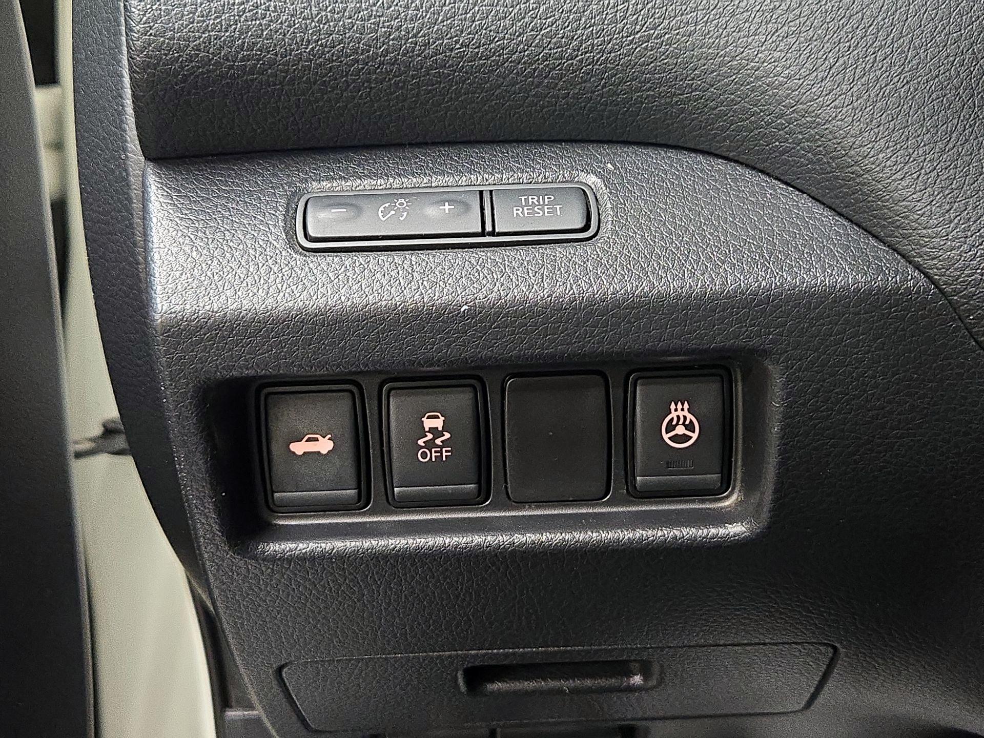 Thumbnail: 2017 Nissan Altima - 13