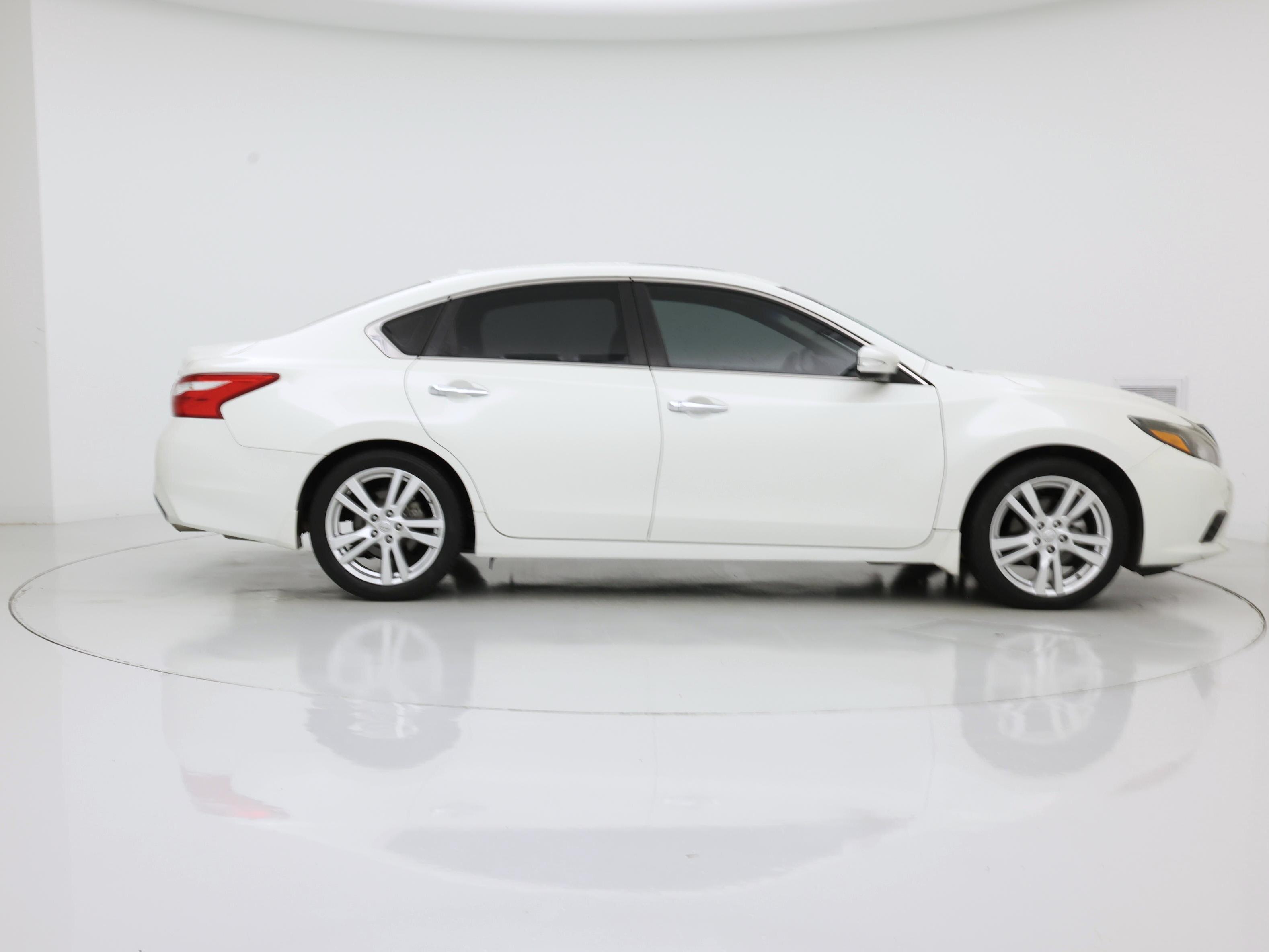 Thumbnail: 2017 Nissan Altima - 7