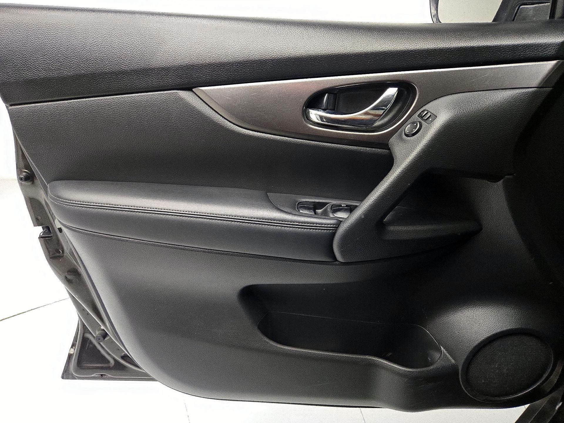 Thumbnail: 2015 Nissan Rogue - 12