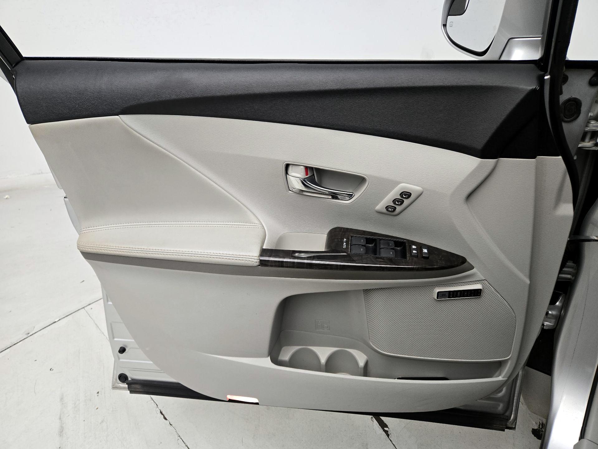 Thumbnail: 2014 Toyota Venza - 12