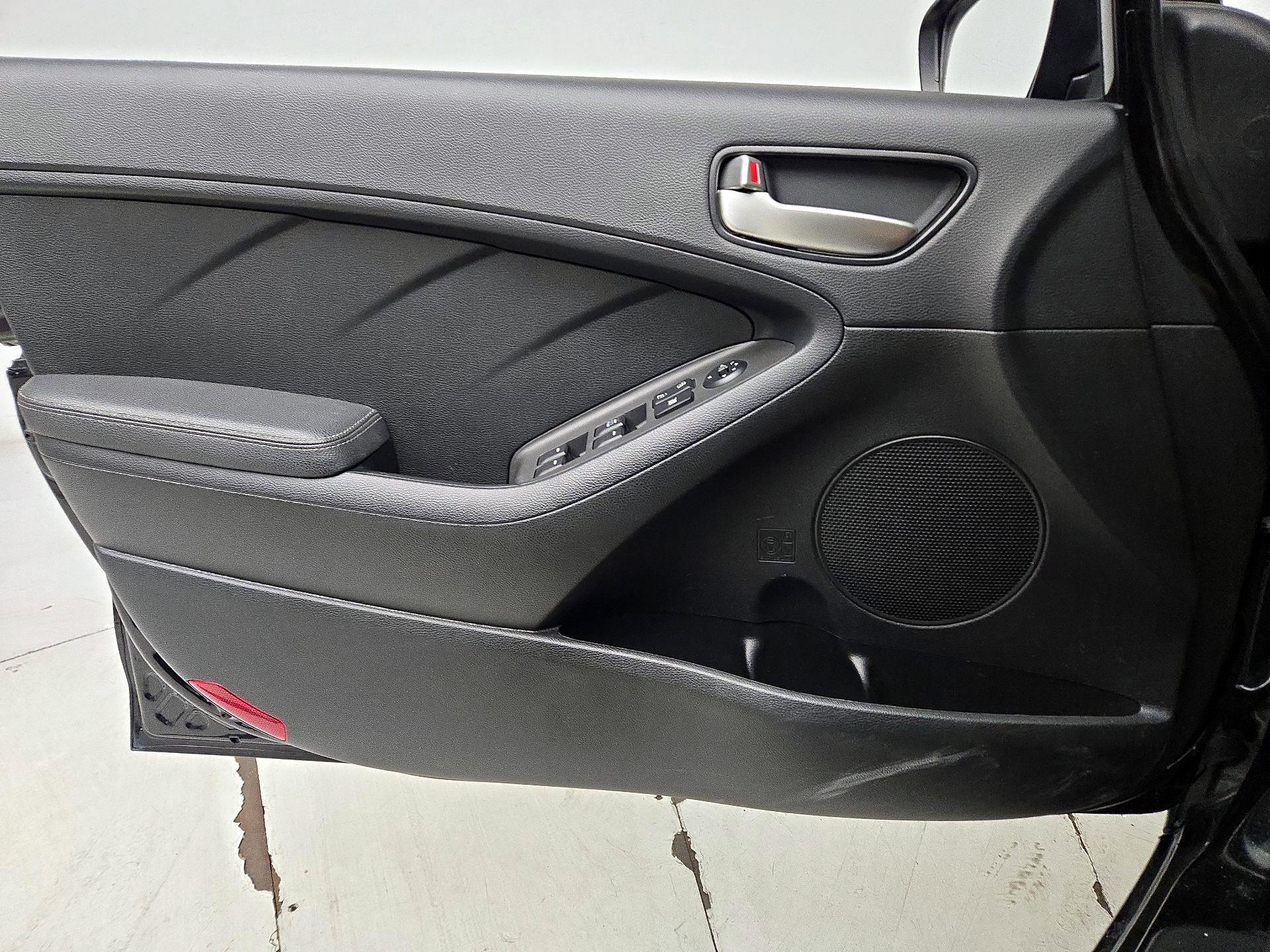 Thumbnail: 2018 Kia Forte - 12