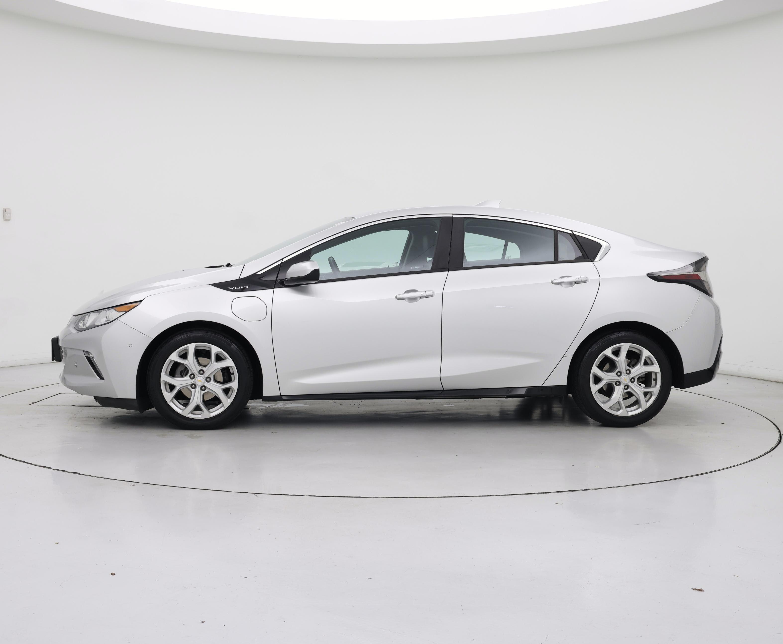 Thumbnail: 2017 Chevrolet Volt - 3