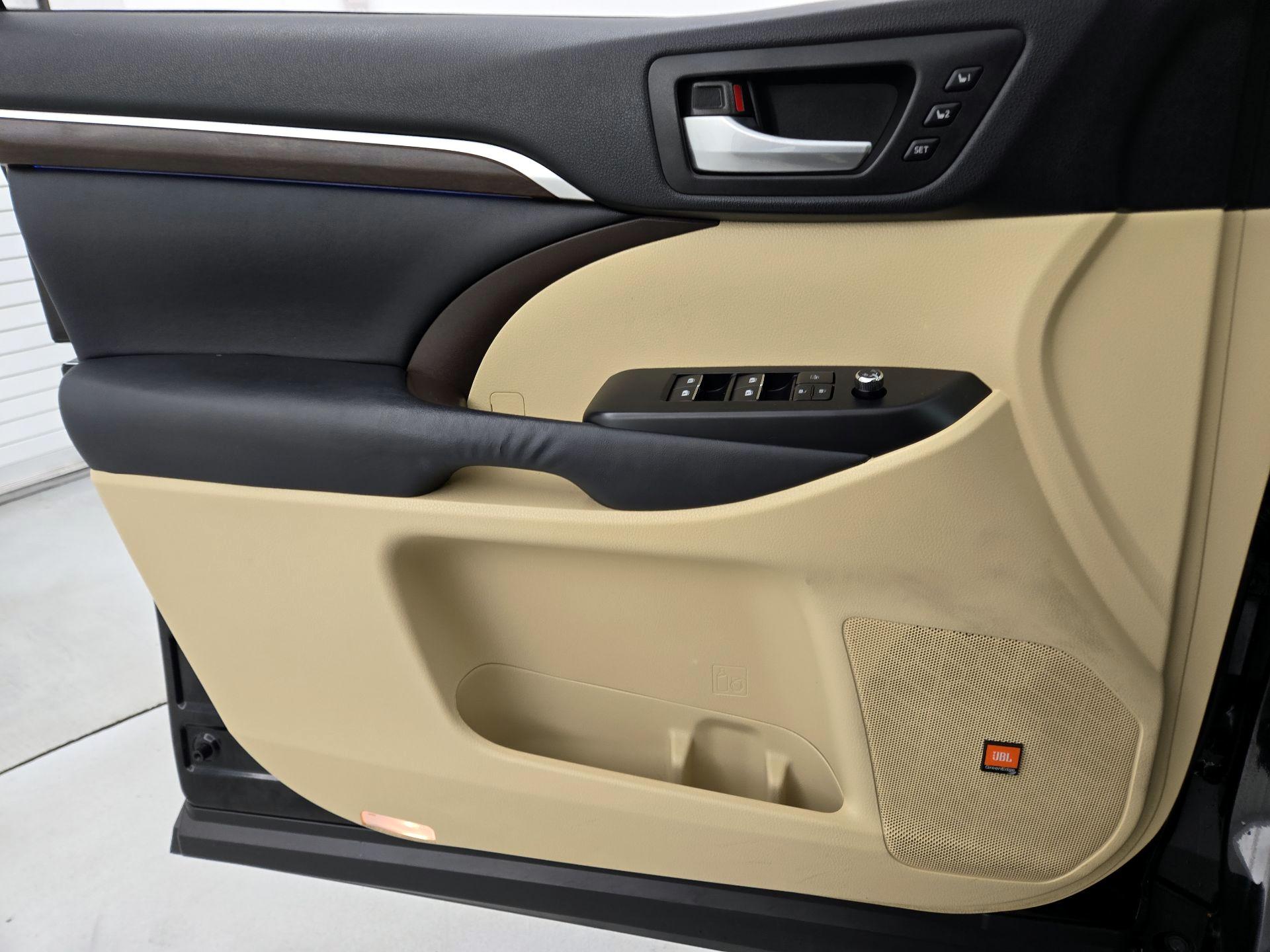 Thumbnail: 2014 Toyota Highlander - 12