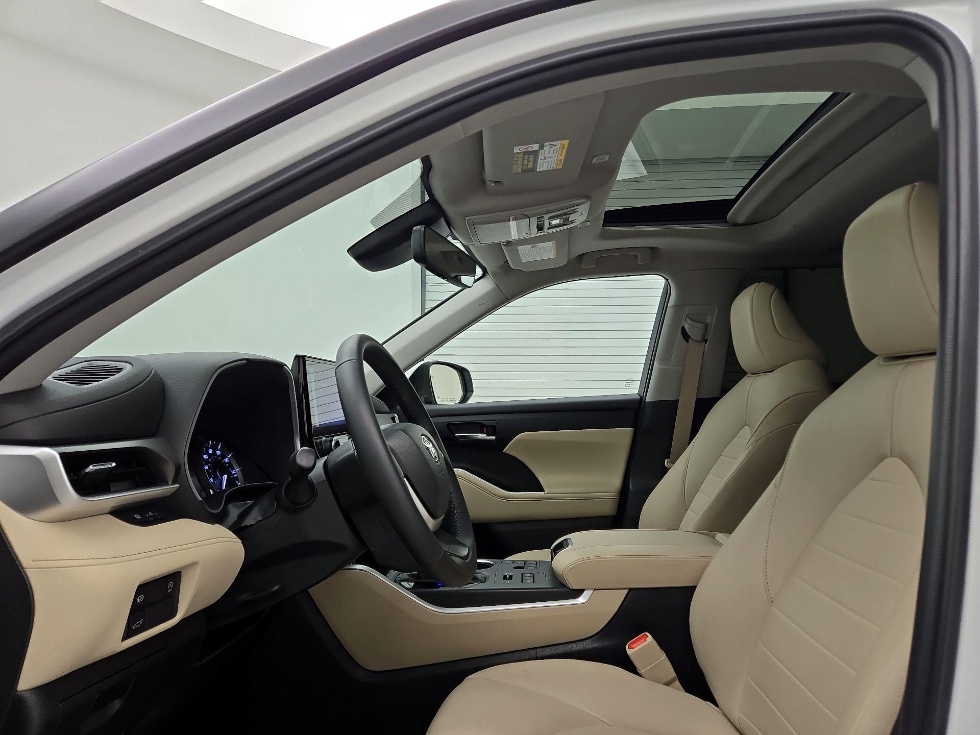 Thumbnail: 2023 Toyota Highlander - 19