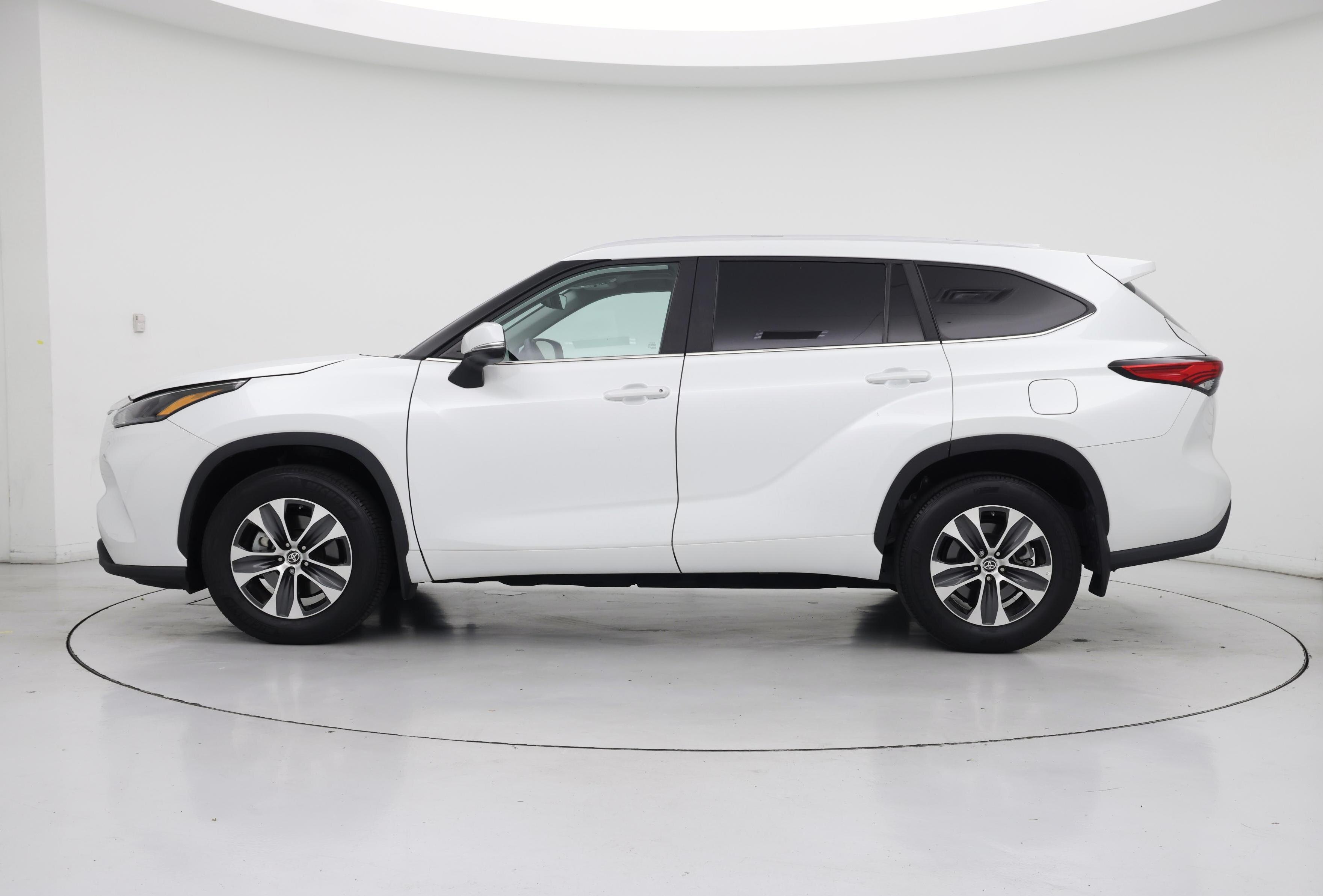 Thumbnail: 2023 Toyota Highlander - 3