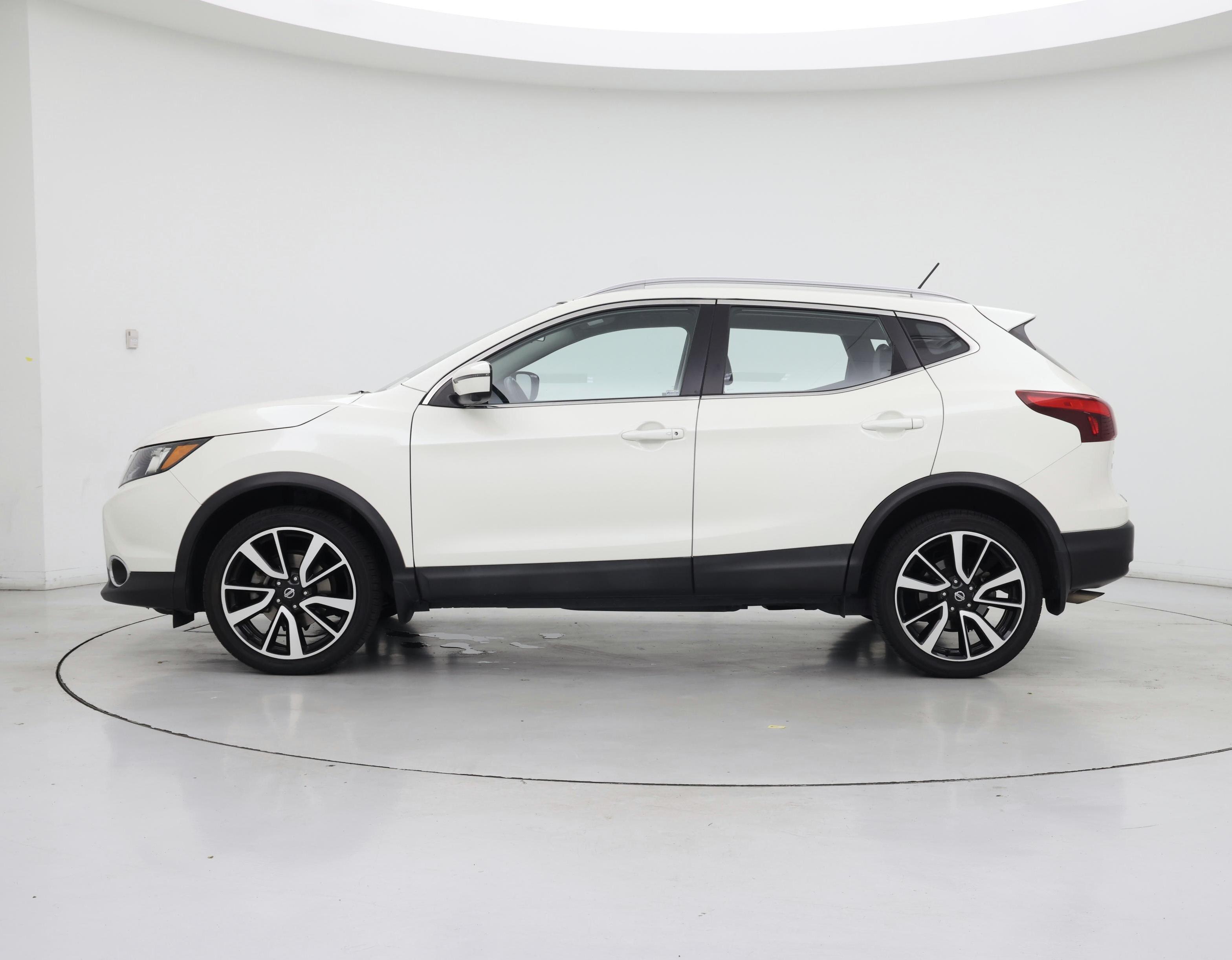 Thumbnail: 2017 Nissan Rogue Sport - 3