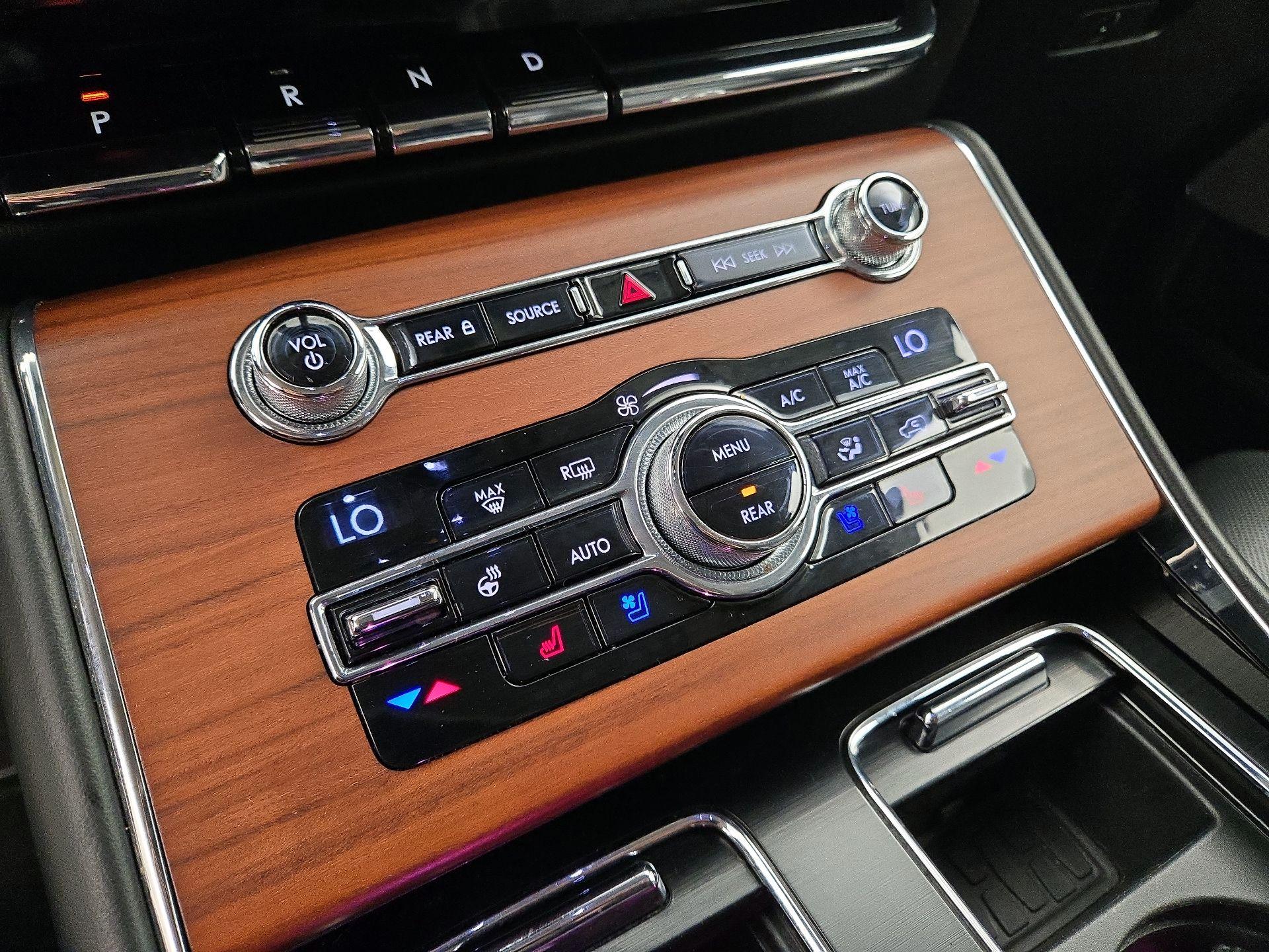 Thumbnail: 2020 Lincoln Aviator - 17