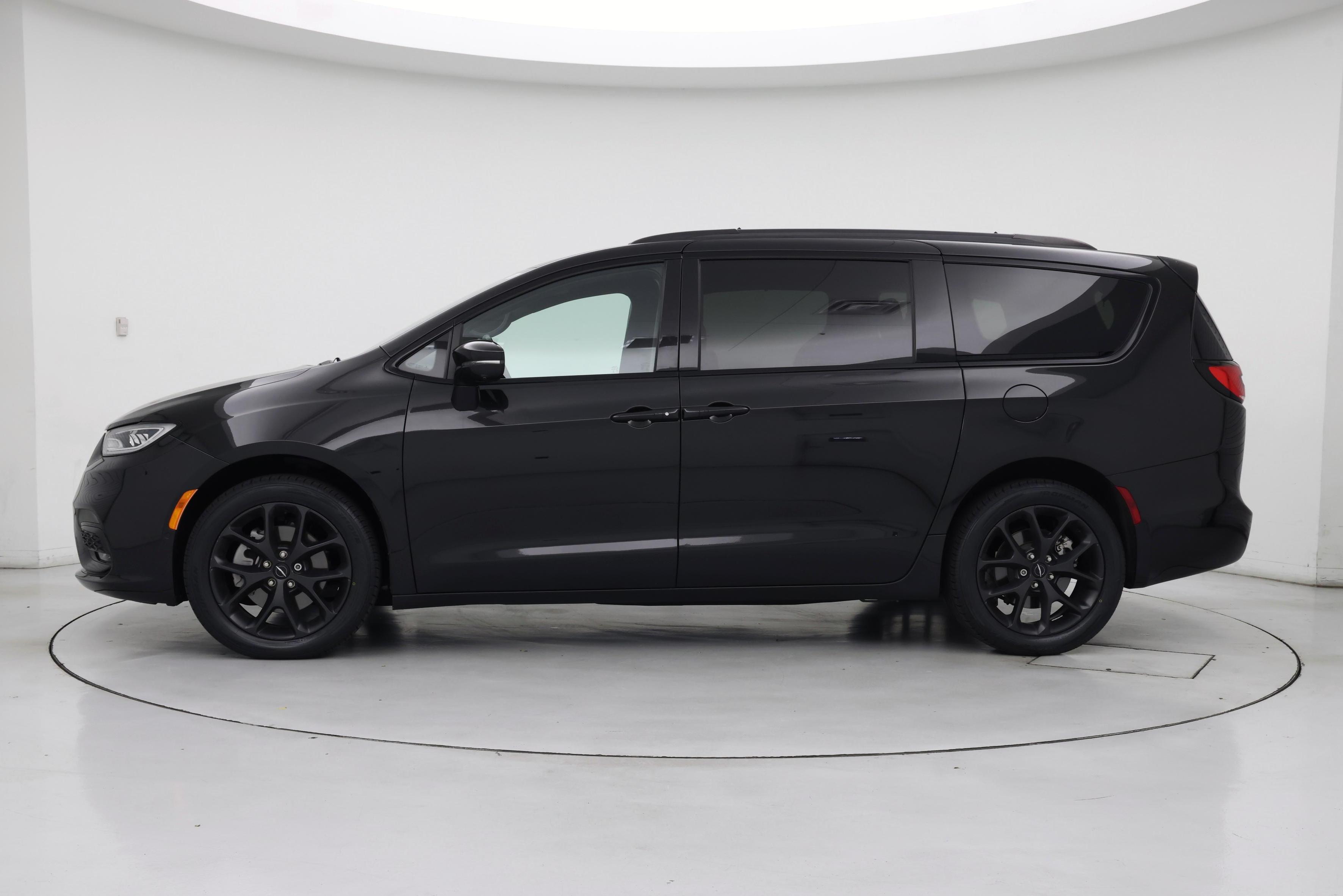 Thumbnail: 2022 Chrysler Pacifica - 3