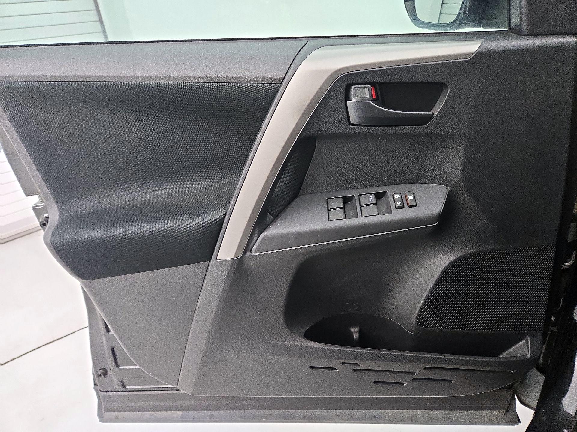Thumbnail: 2016 Toyota RAV4 - 12