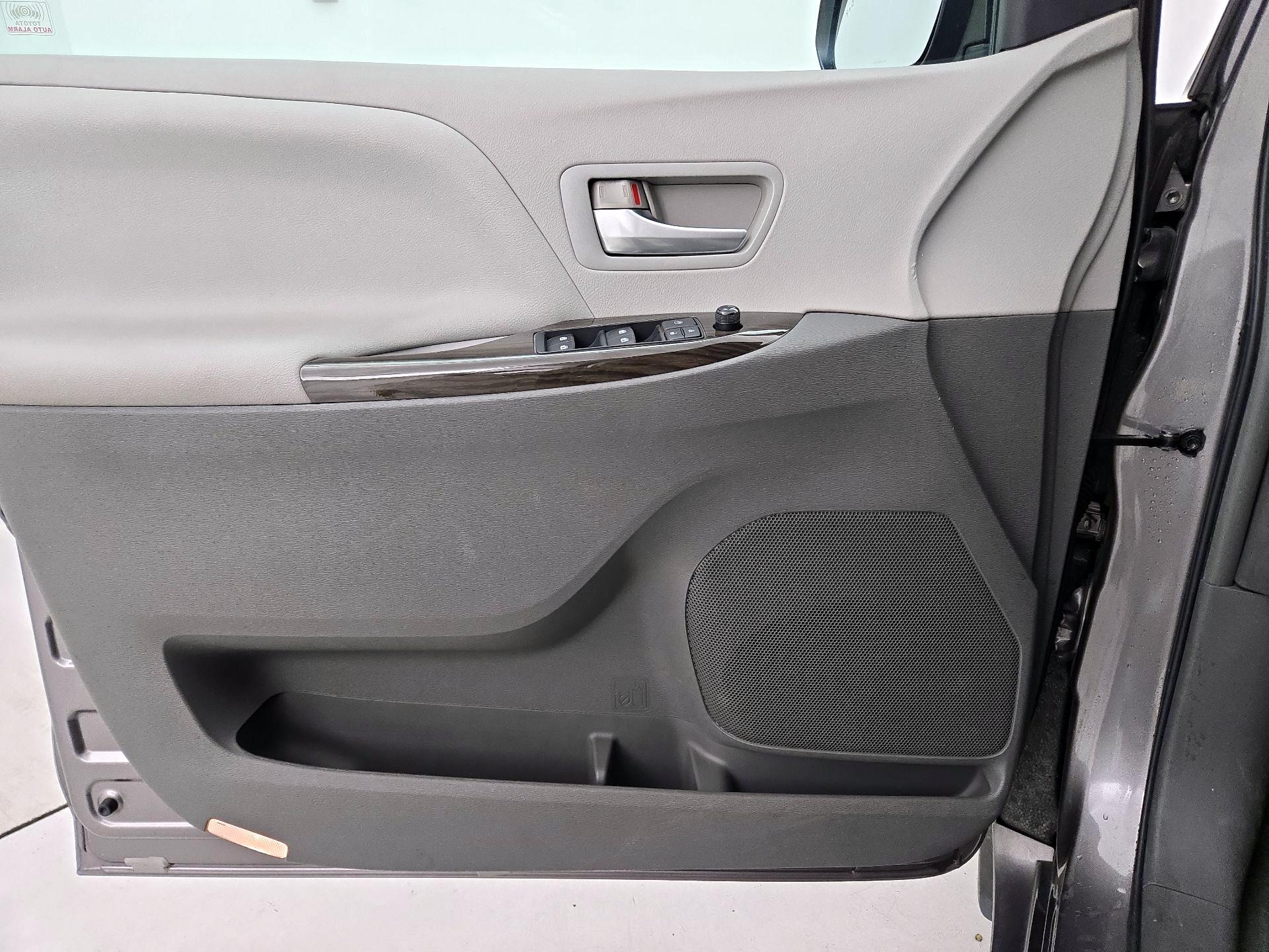 Thumbnail: 2015 Toyota Sienna - 12