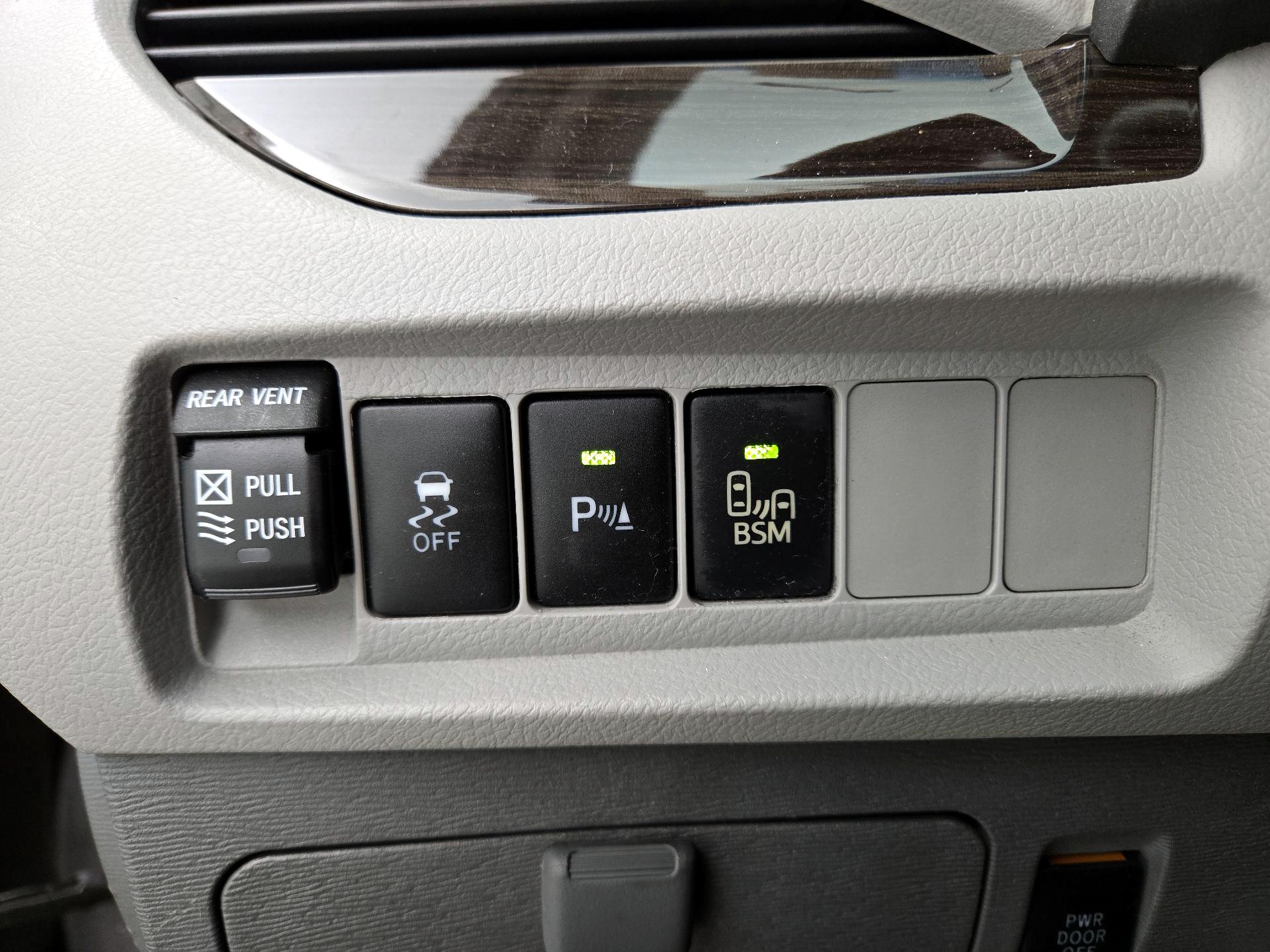 Thumbnail: 2015 Toyota Sienna - 13