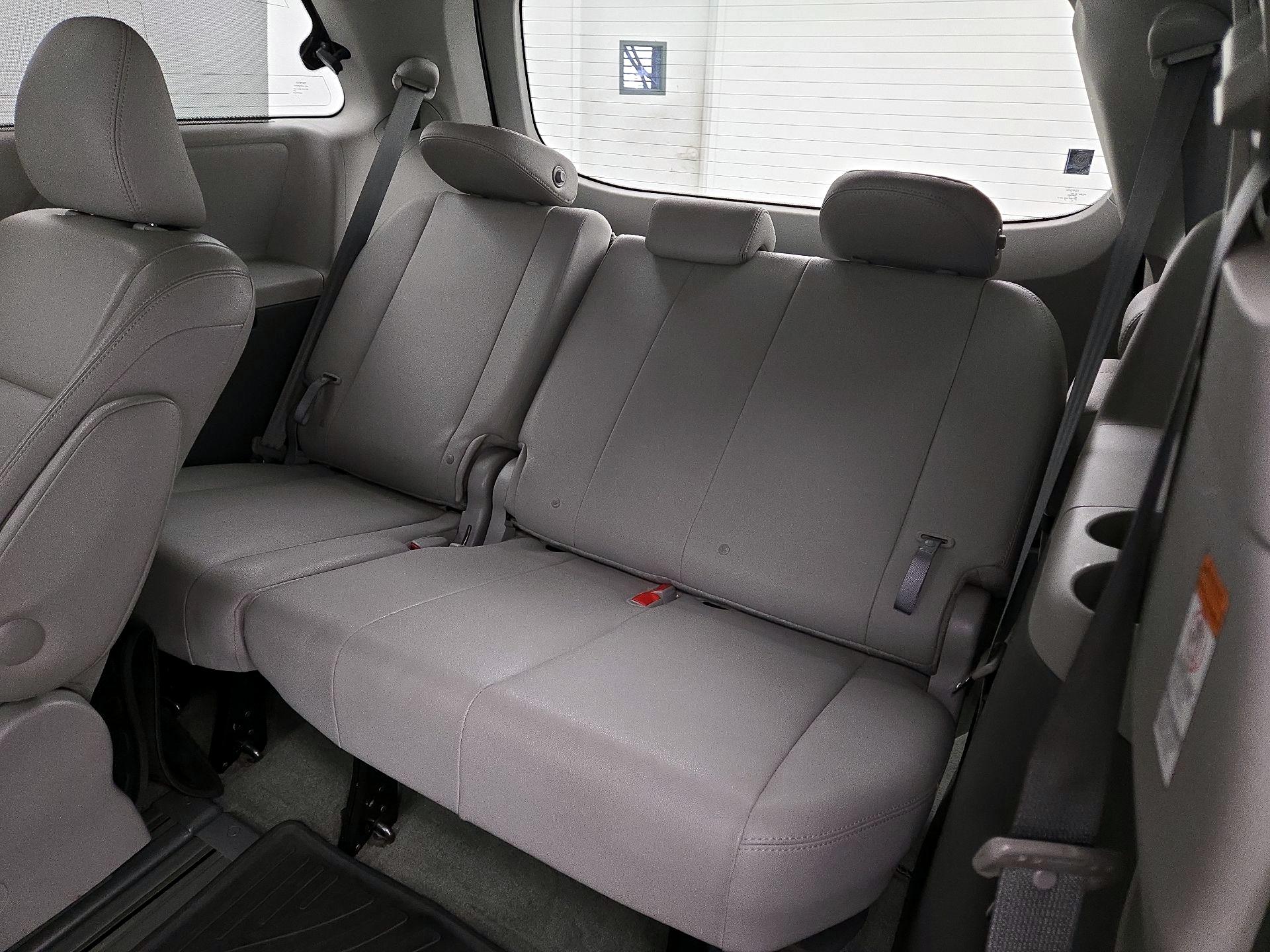 Thumbnail: 2015 Toyota Sienna - 20