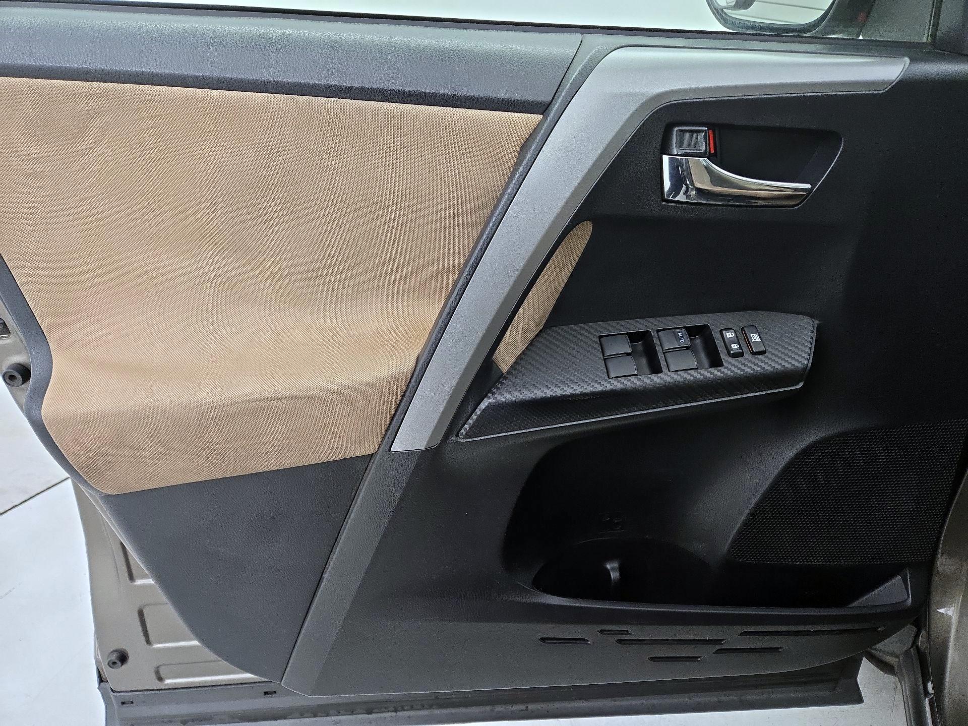 Thumbnail: 2015 Toyota RAV4 - 12