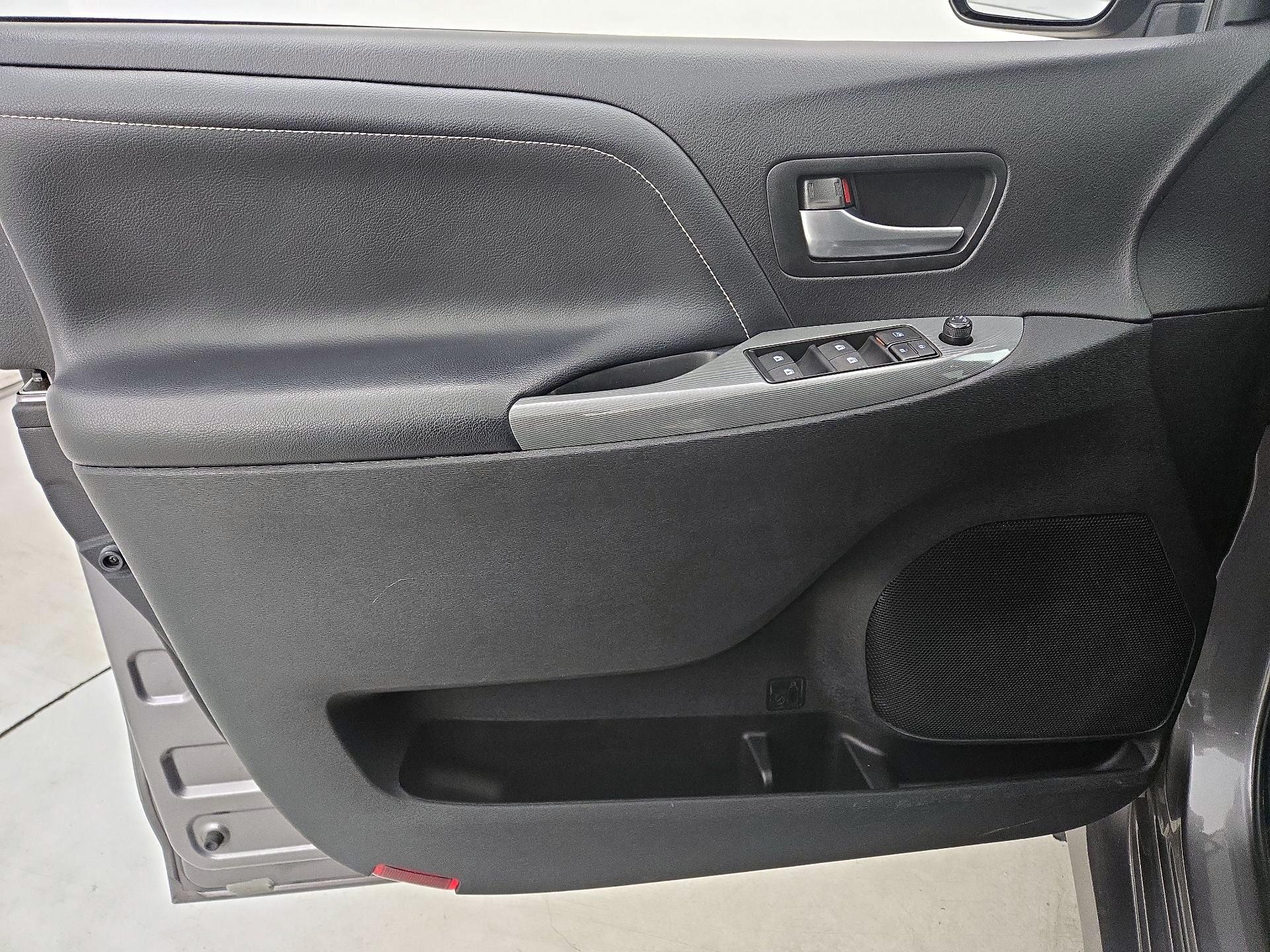 Thumbnail: 2015 Toyota Sienna - 12