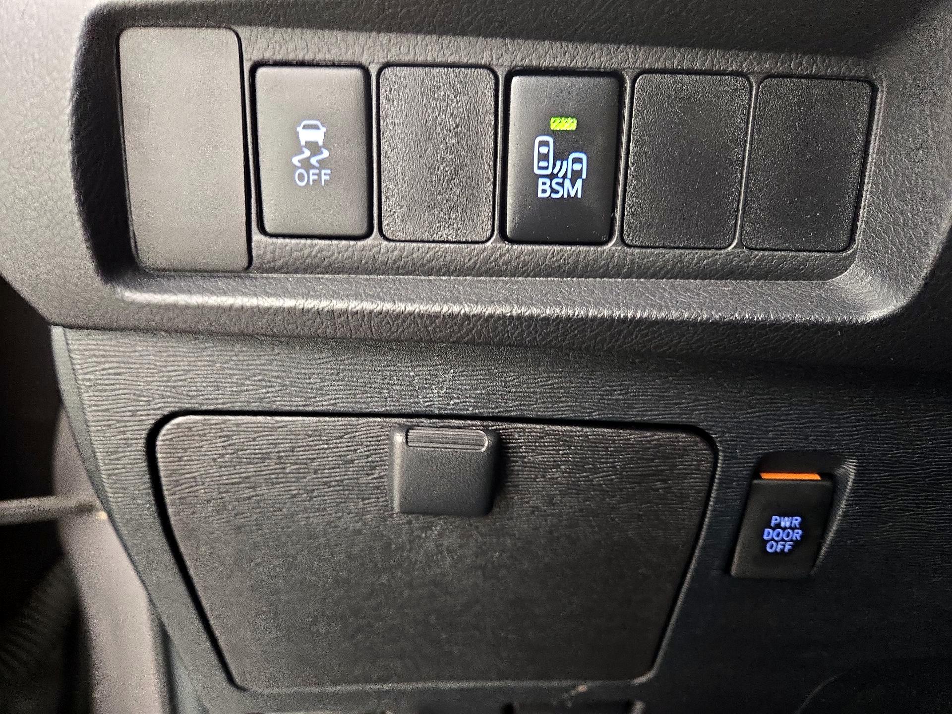 Thumbnail: 2015 Toyota Sienna - 13