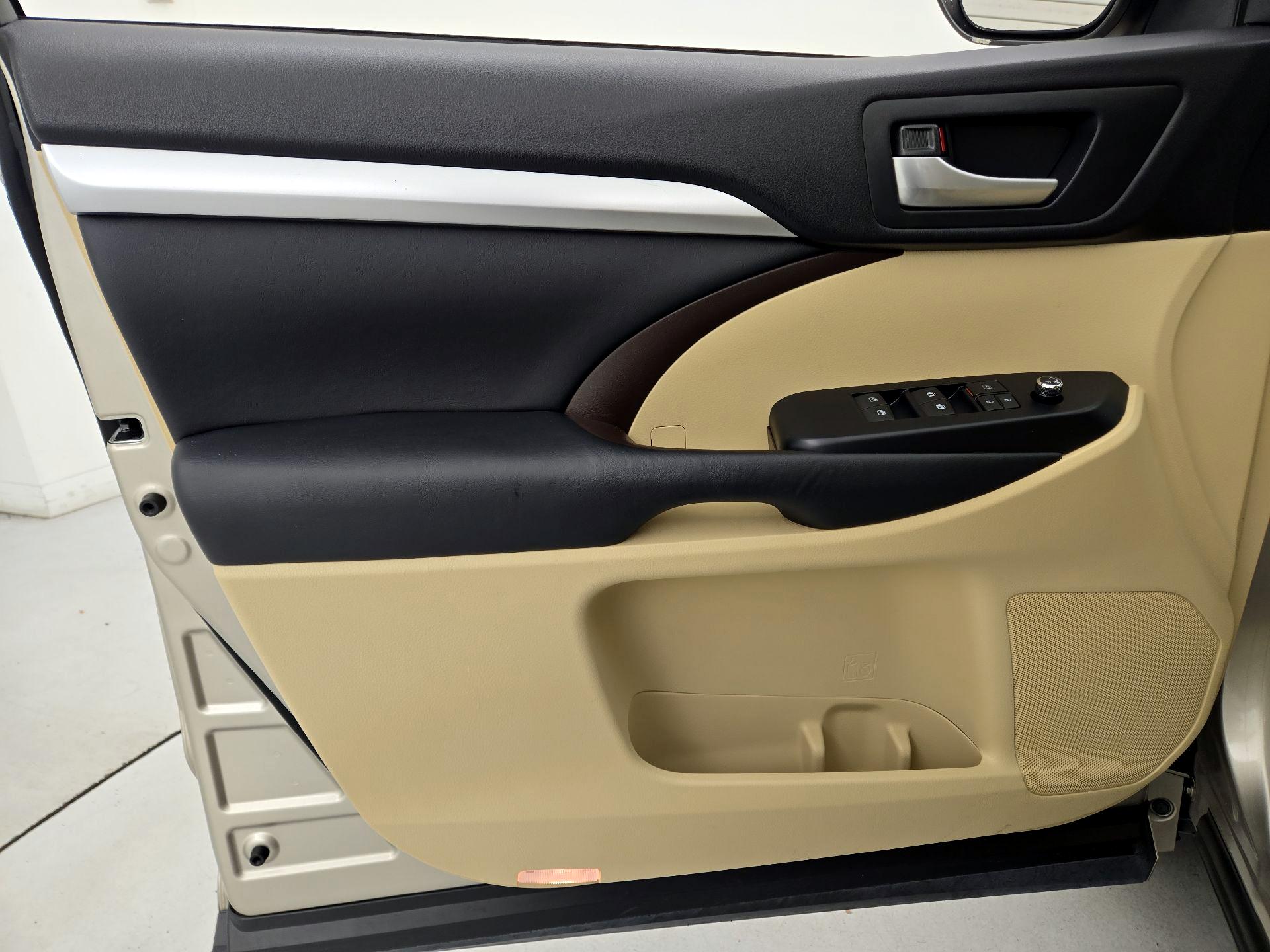 Thumbnail: 2015 Toyota Highlander - 12