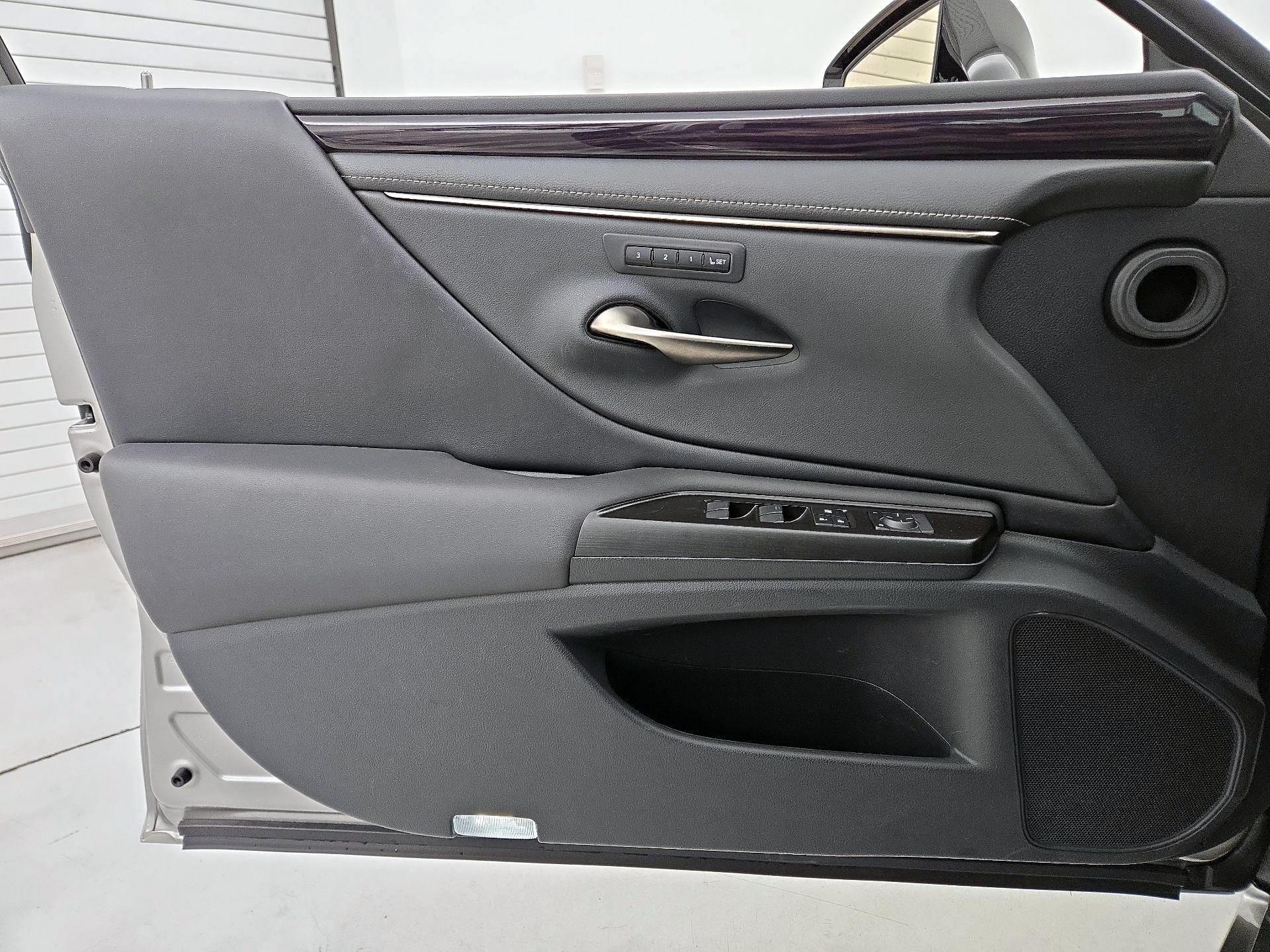 Thumbnail: 2019 Lexus ES - 12