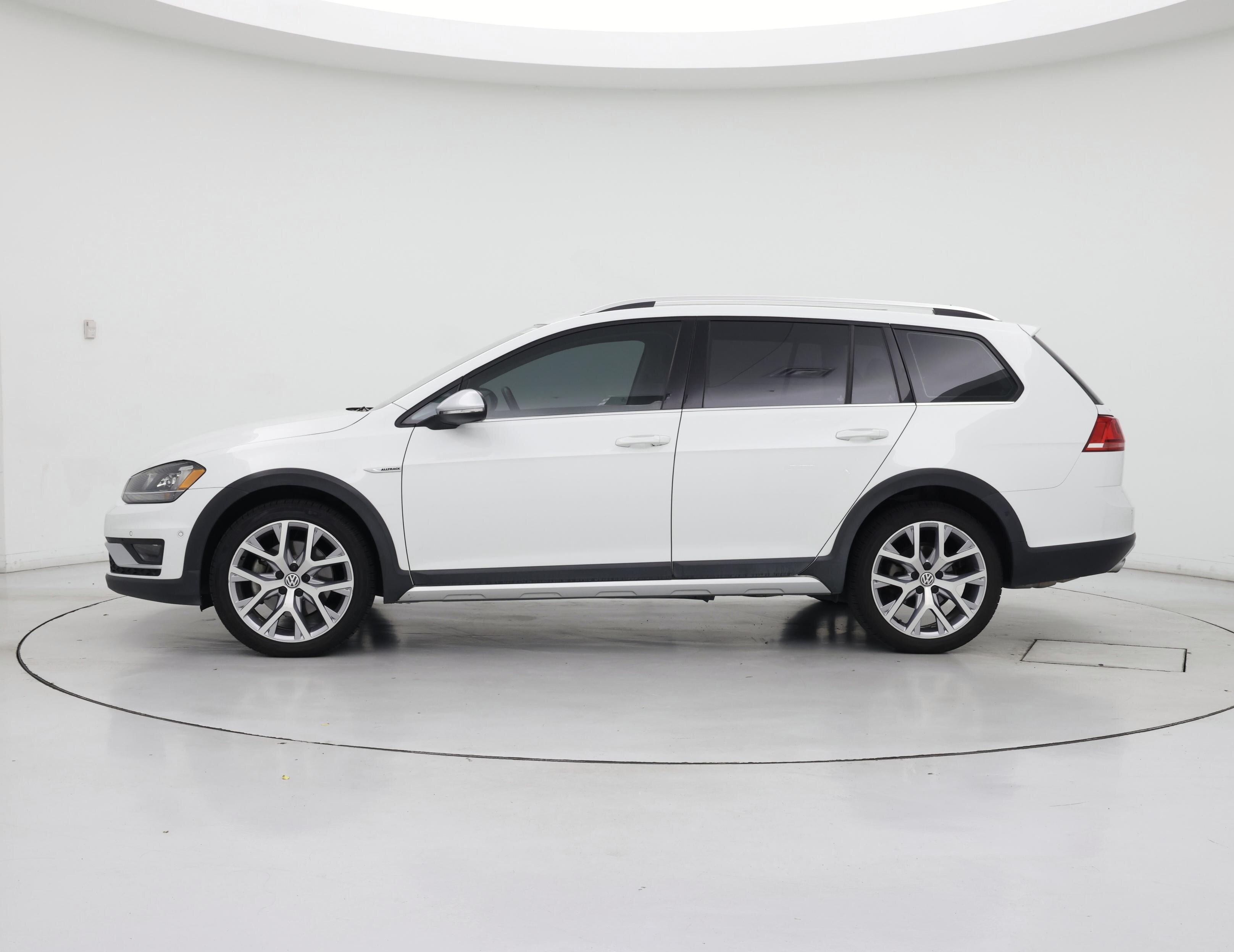 Thumbnail: 2017 Volkswagen Golf - 3
