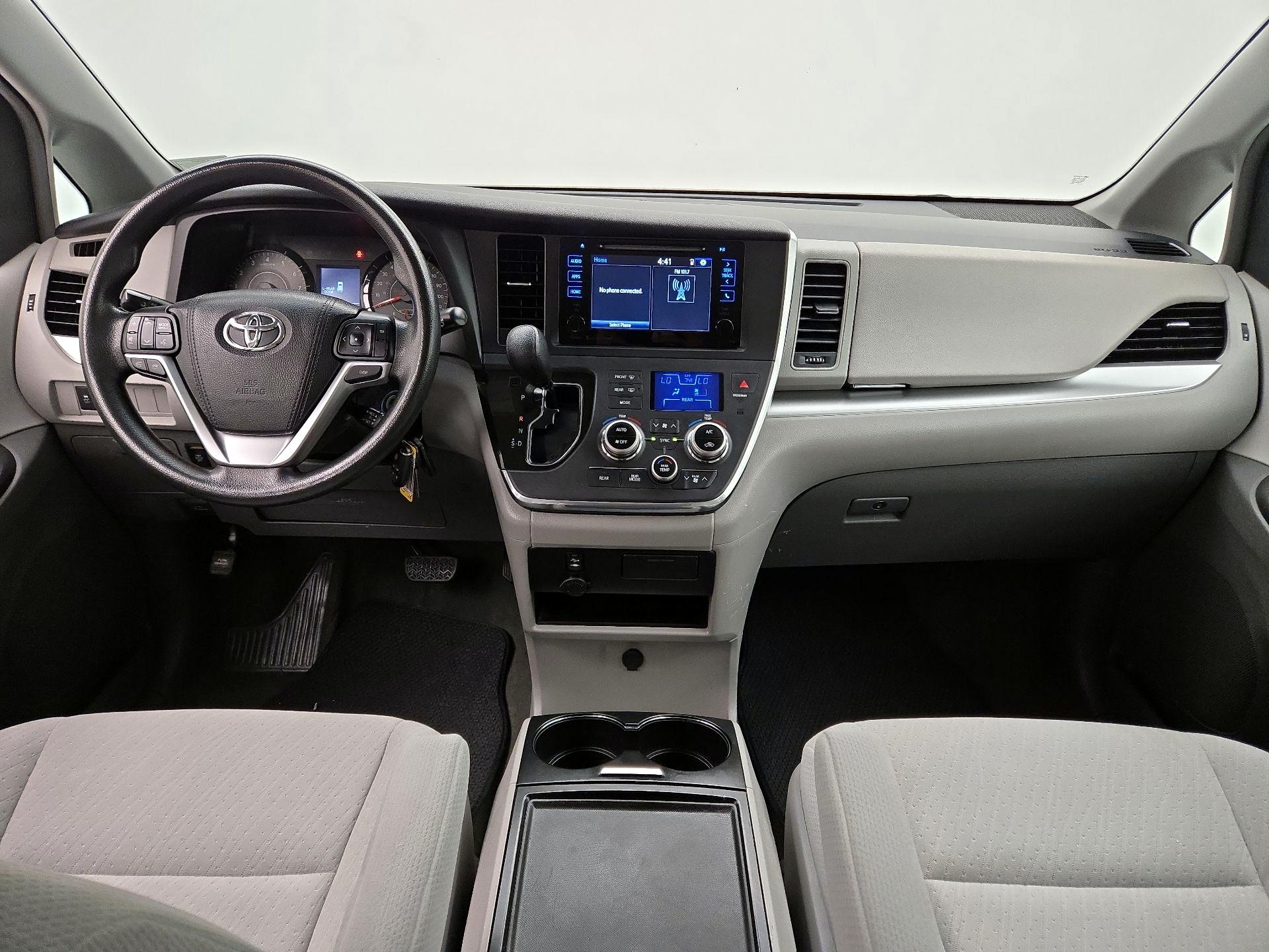 Thumbnail: 2016 Toyota Sienna - 9